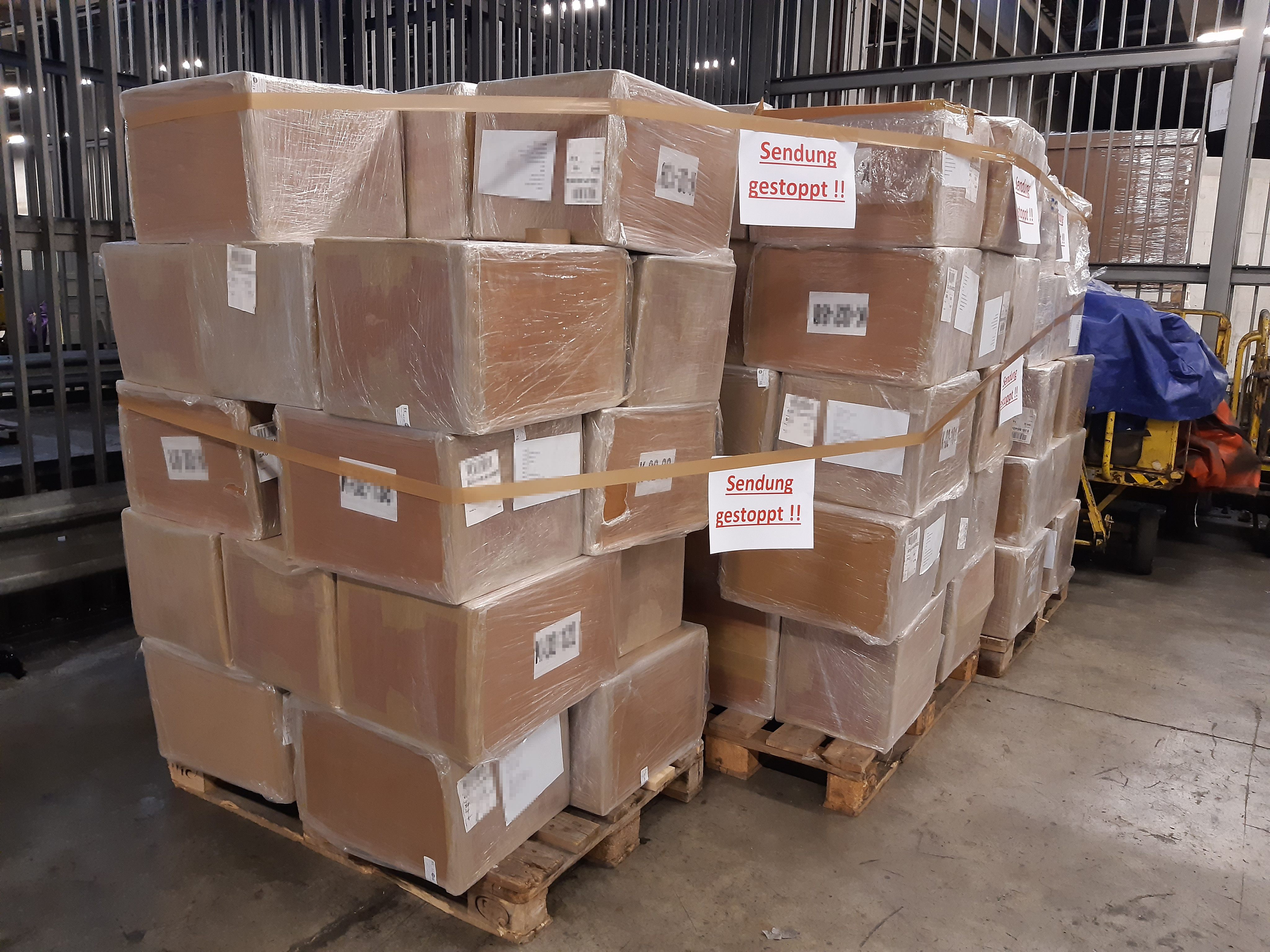 Zoll-Mitarbeiter stellten am Flughafen Wien 45.000 Packungen Potenzmittel sicher. Zoll-Mitarbeiter stellten am Flughafen Wien 45.000 Packungen Potenzmittel sicher.