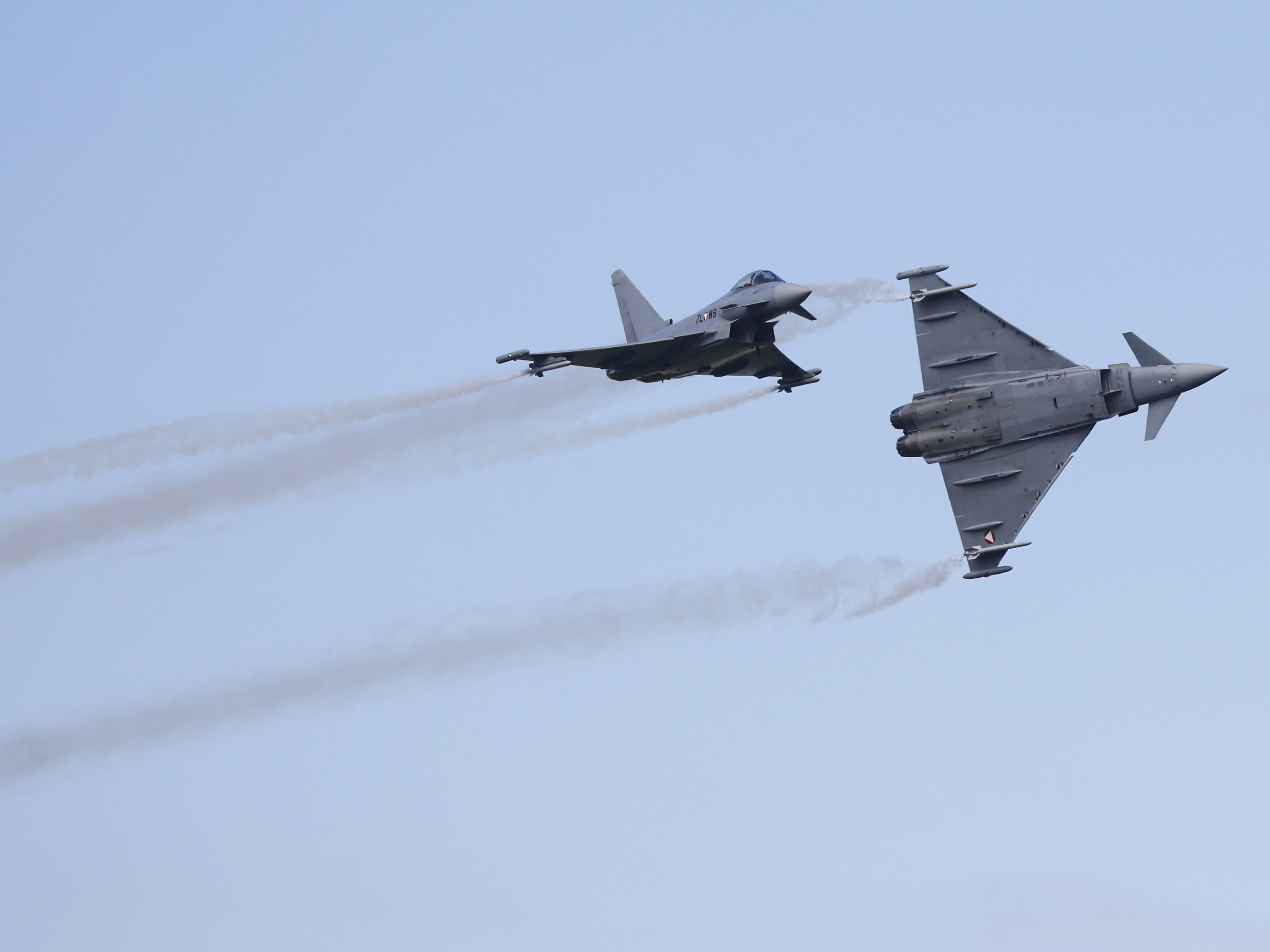 Zwei Eurofighter überfliegen den Zielhang in Schladming. Zwei Eurofighter überfliegen den Zielhang in Schladming.