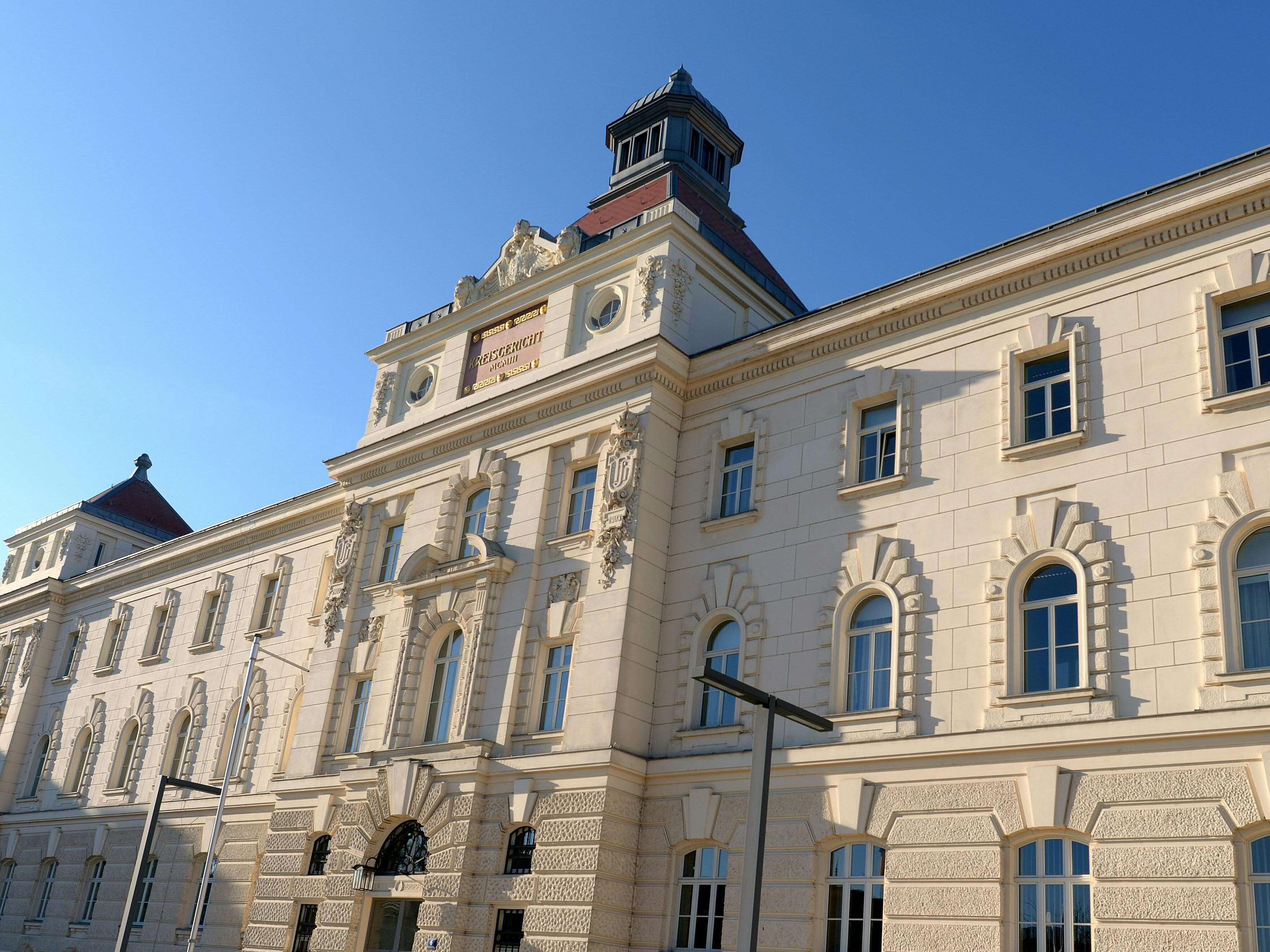 Ein Mann steht vor Gericht, weil er mit seinem Auto bei einer Polizeikontrolle in St. Pölten auf die Beamten zugefahren war. Ein Mann steht vor Gericht, weil er mit seinem Auto bei einer Polizeikontrolle in St. Pölten auf die Beamten zugefahren war.