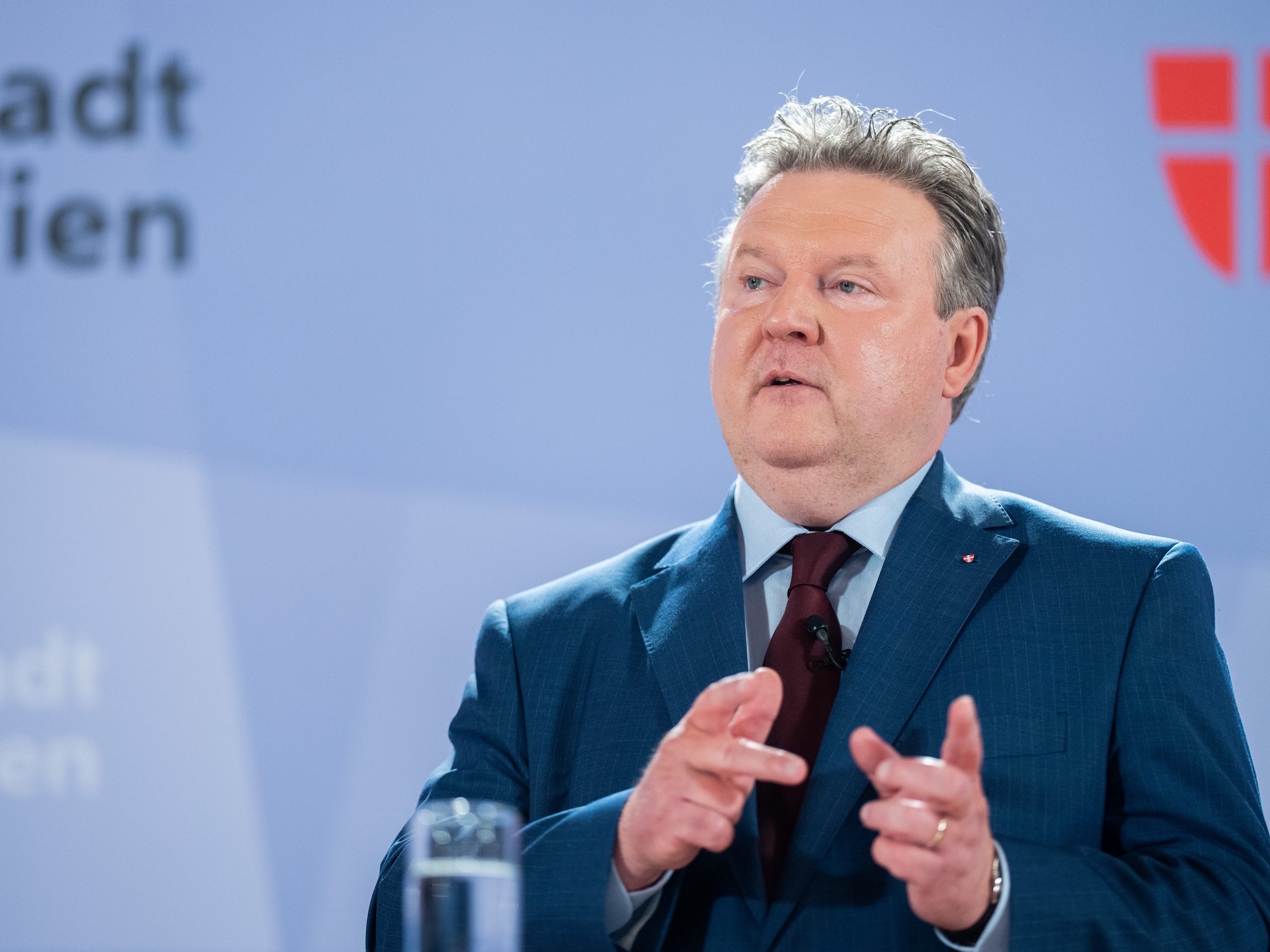 Wiens Bürgermeister Michael Ludwig (SPÖ) wartet mit der Entscheidung über das Ende der Maskenpflicht in Wiens Öffis noch ab. Wiens Bürgermeister Michael Ludwig (SPÖ) wartet mit der Entscheidung über das Ende der Maskenpflicht in Wiens Öffis noch ab.