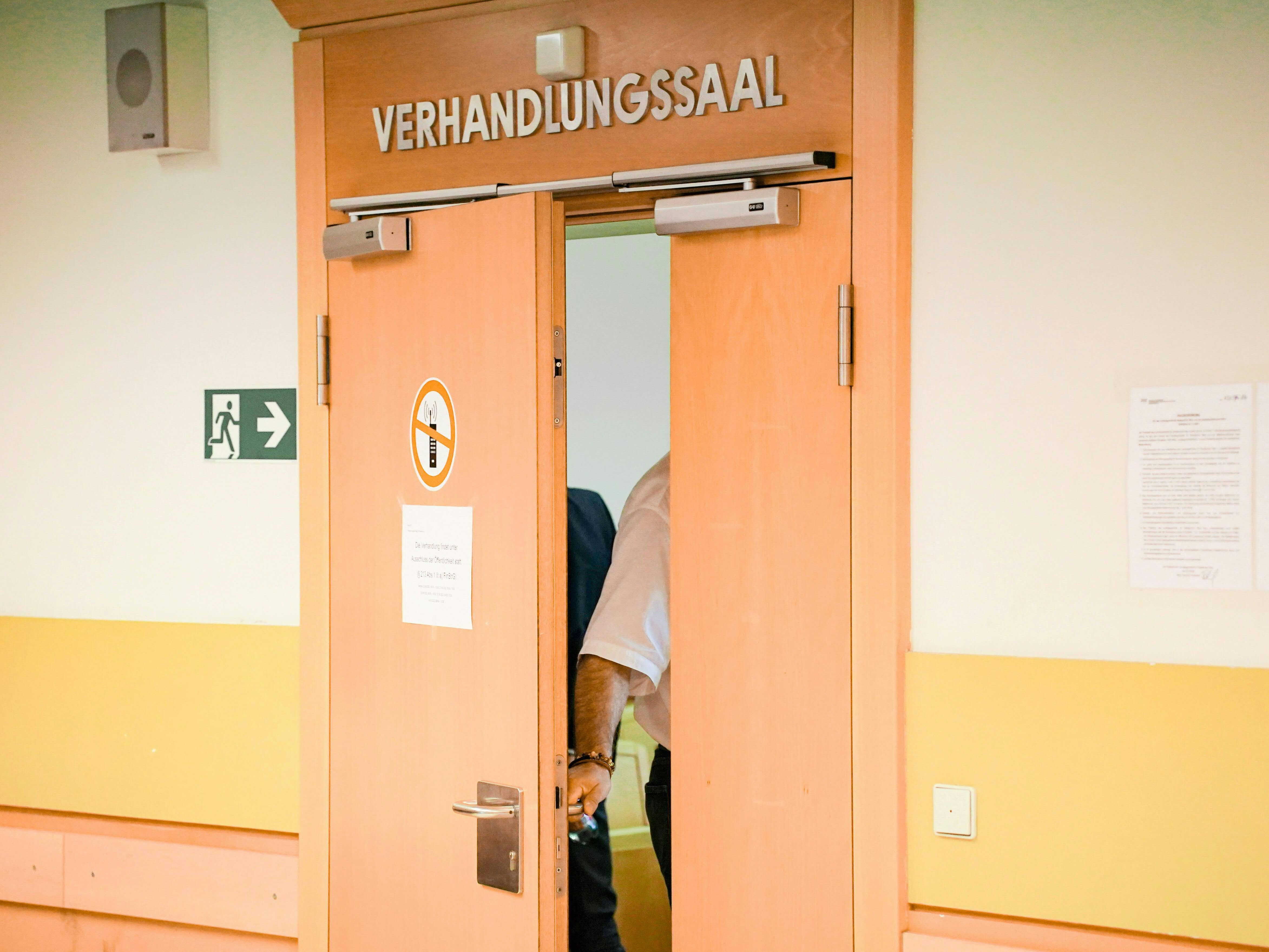 In Wien musste sich ein Vorbestrafter vor Gericht verantworten, weil er einen Wiener (49) beraubt haben soll, nachdem dieser mit einer Erbschaft geprahlt hatte. In Wien musste sich ein Vorbestrafter vor Gericht verantworten, weil er einen Wiener (49) beraubt haben soll, nachdem dieser mit einer Erbschaft geprahlt hatte.