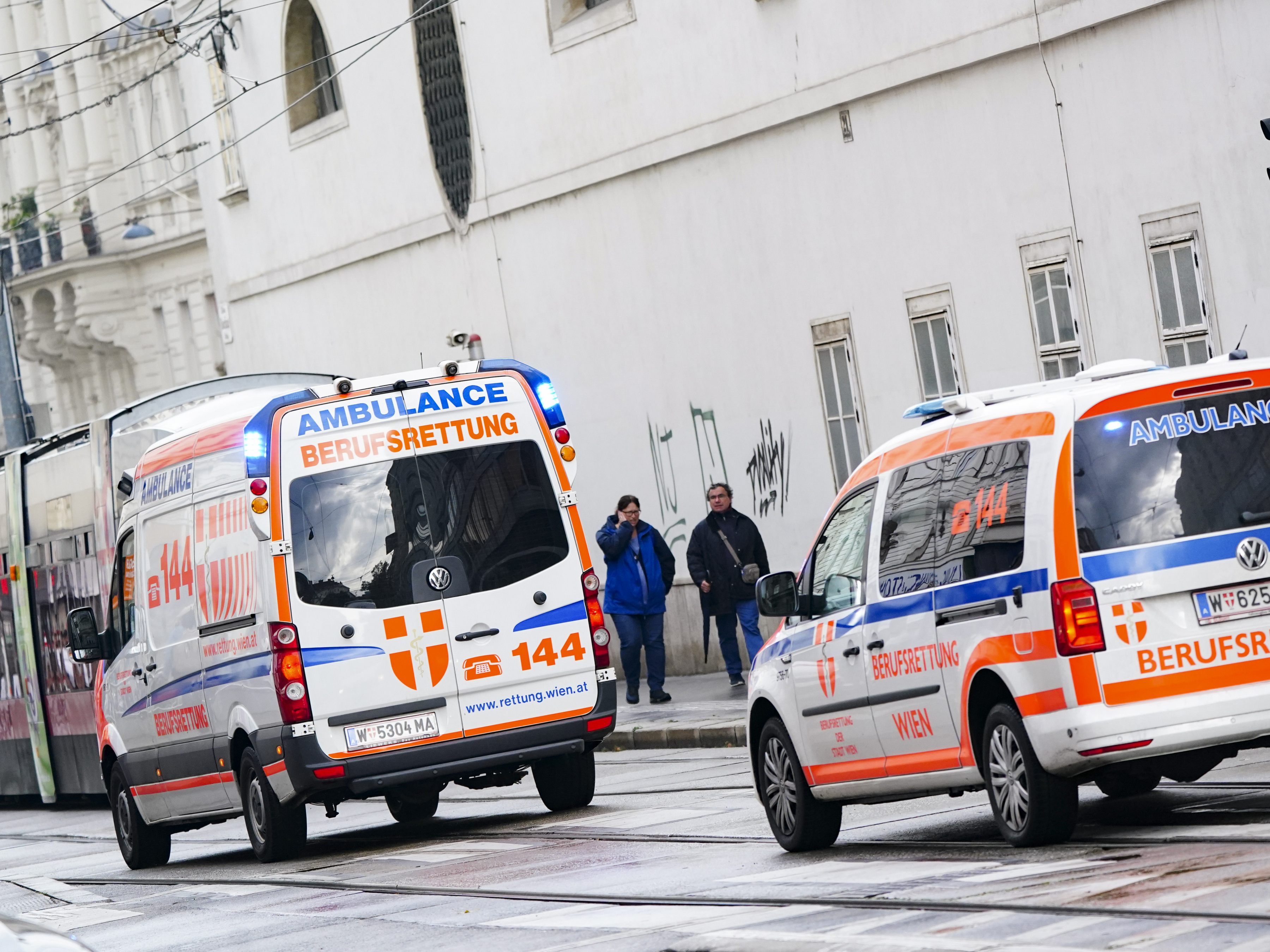 Bei einem Sturz auf einer Baustelle in Wien-Meidling erlitt ein Arbeiter schwere Verletzungen.