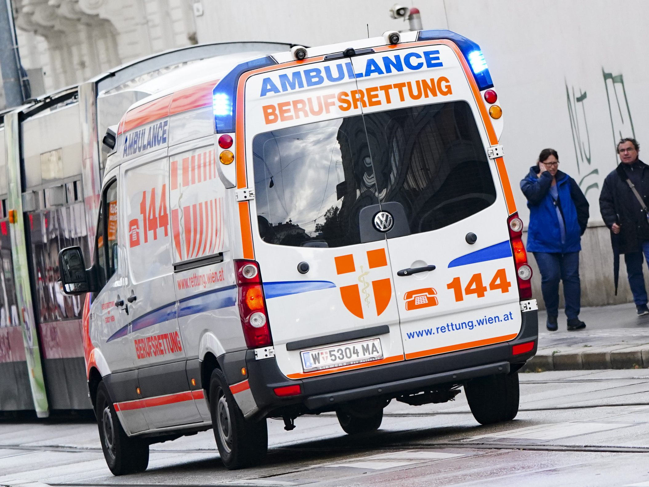 Die Berufsrettung brachte den verletzten Fußgänger nach dem Unfall ins Krankenhaus. Die Berufsrettung brachte den verletzten Fußgänger nach dem Unfall ins Krankenhaus.