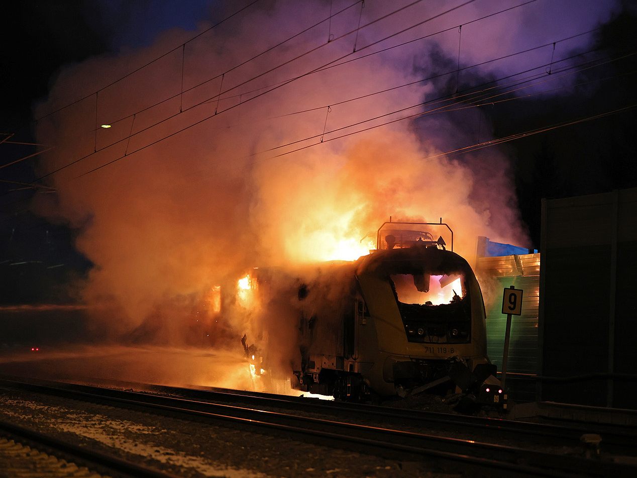 BRENNENDE UND FÜHRERLOSE DIESELLOK KURZ VOR SALZBURG GESTOPPT BRENNENDE UND FÜHRERLOSE DIESELLOK KURZ VOR SALZBURG GESTOPPT