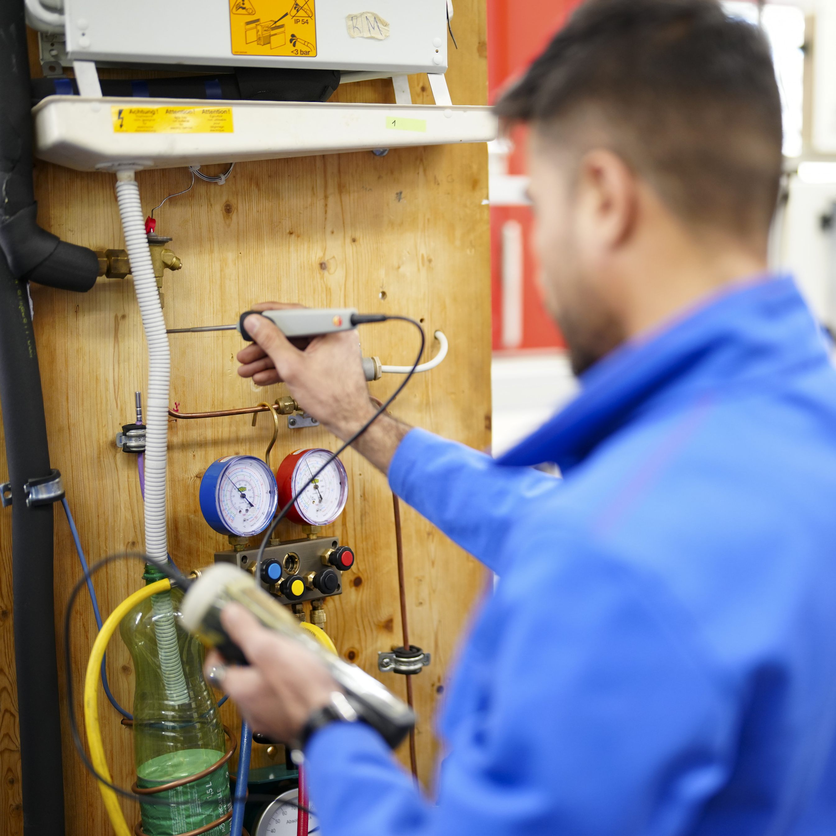 Die Beschäftigtenzahlen von Geflüchteten sind, nicht zuletzt wegen rechtlicher Hürden, verhältnismäßig gering.