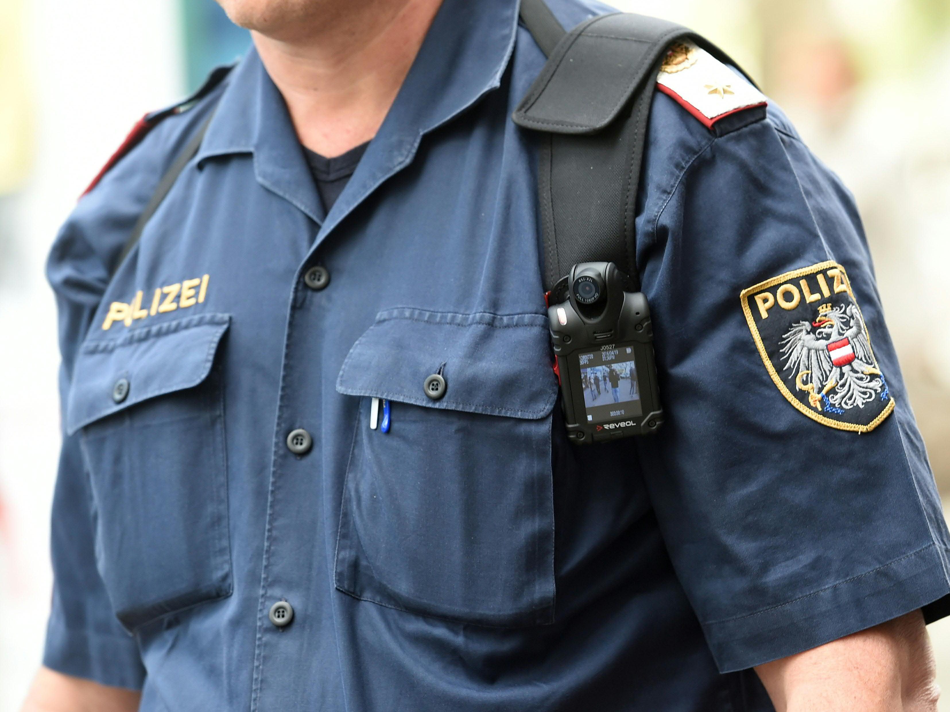 Die Polizei soll ab 2024 in Österreich flächendeckend mit Bodycams ausgestattet werden. Die Polizei soll ab 2024 in Österreich flächendeckend mit Bodycams ausgestattet werden.