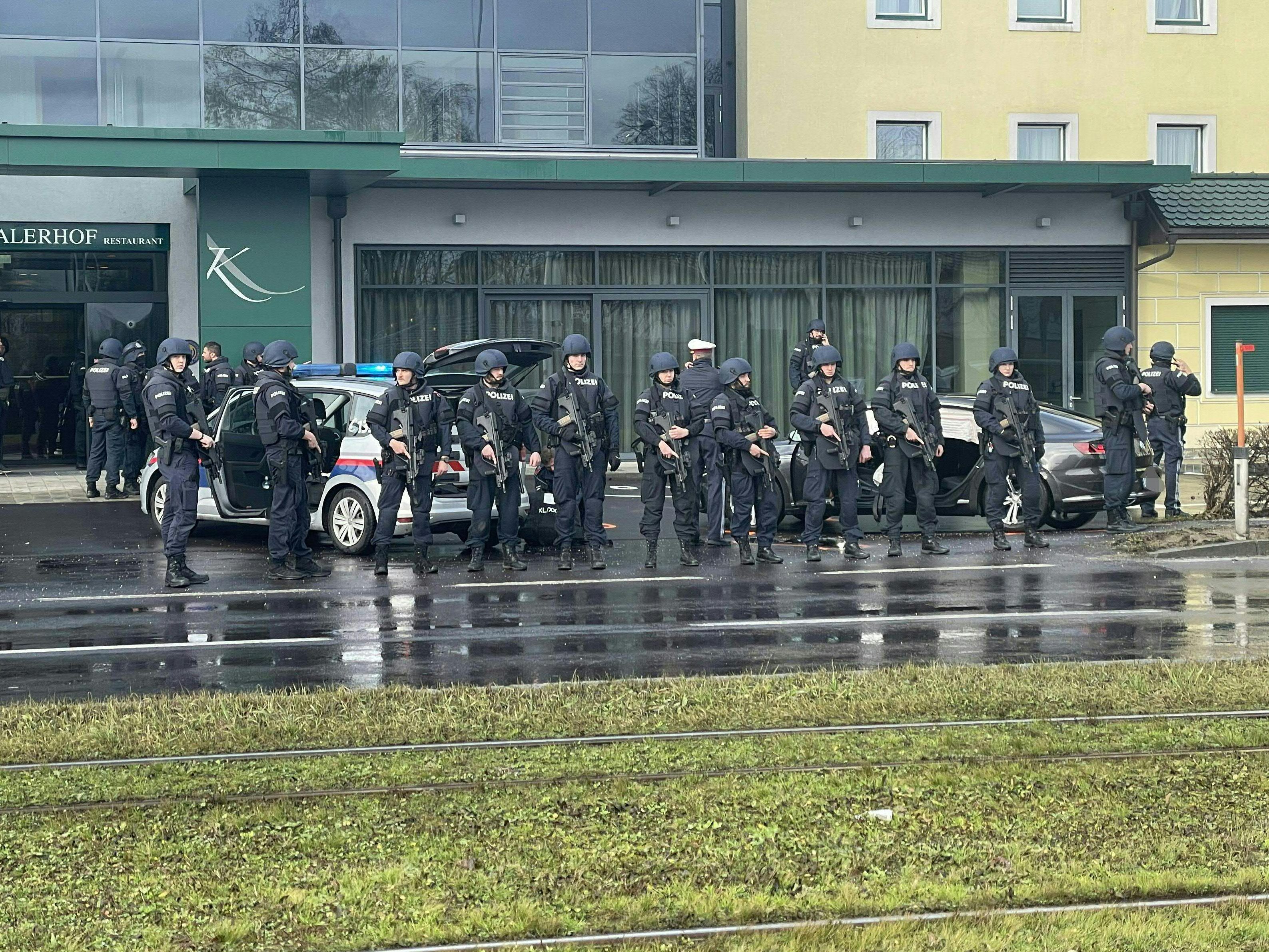 Bei der Festnahme eines 41-Jährigen der seine Lebensgefährtin in Linz mit dem Messer attackiert hatte, kam es zur Schussabgabe.