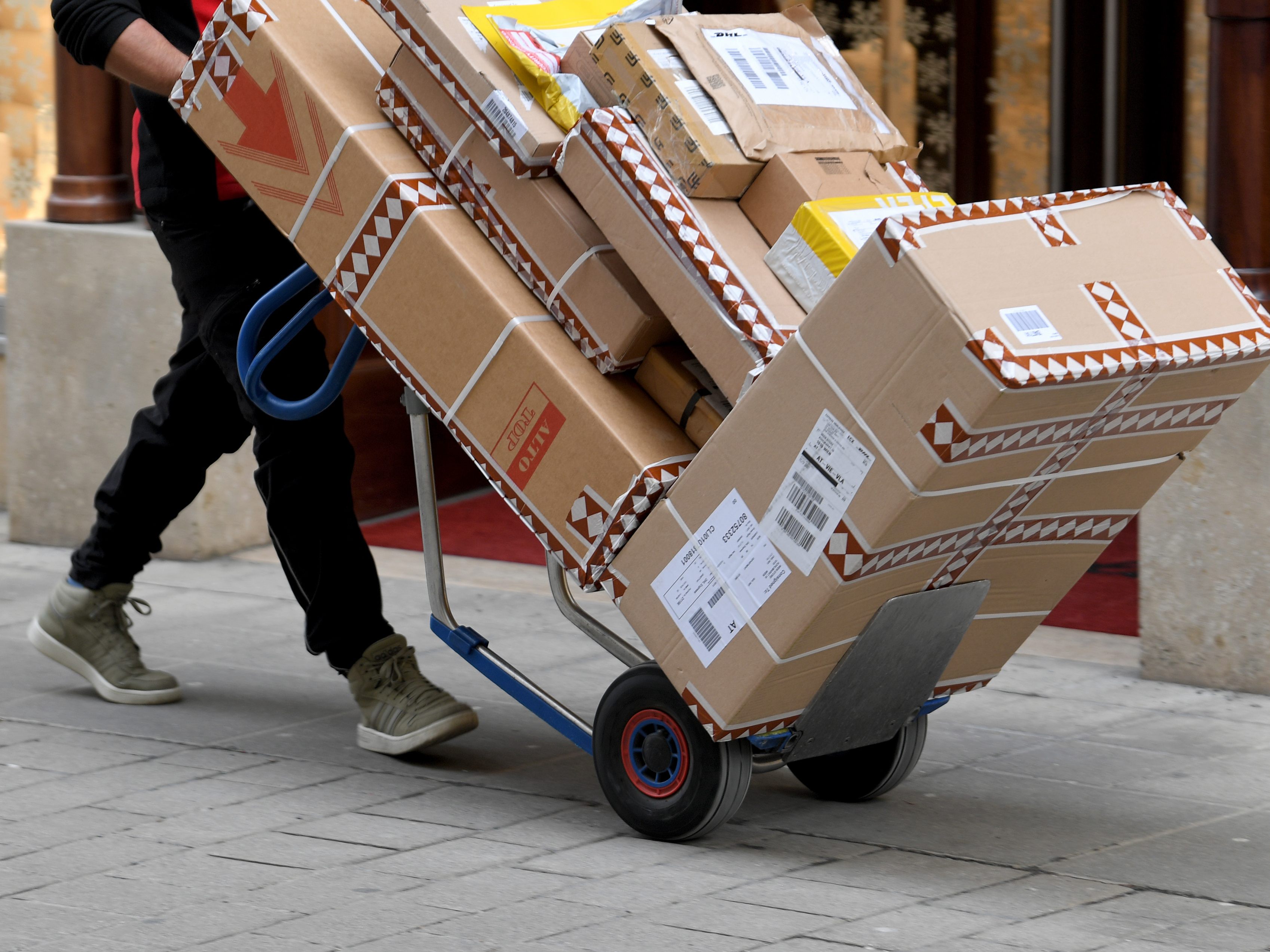 Eine Frau wurde von einem Paketzusteller sexuell belästigt. Eine Frau wurde von einem Paketzusteller sexuell belästigt.