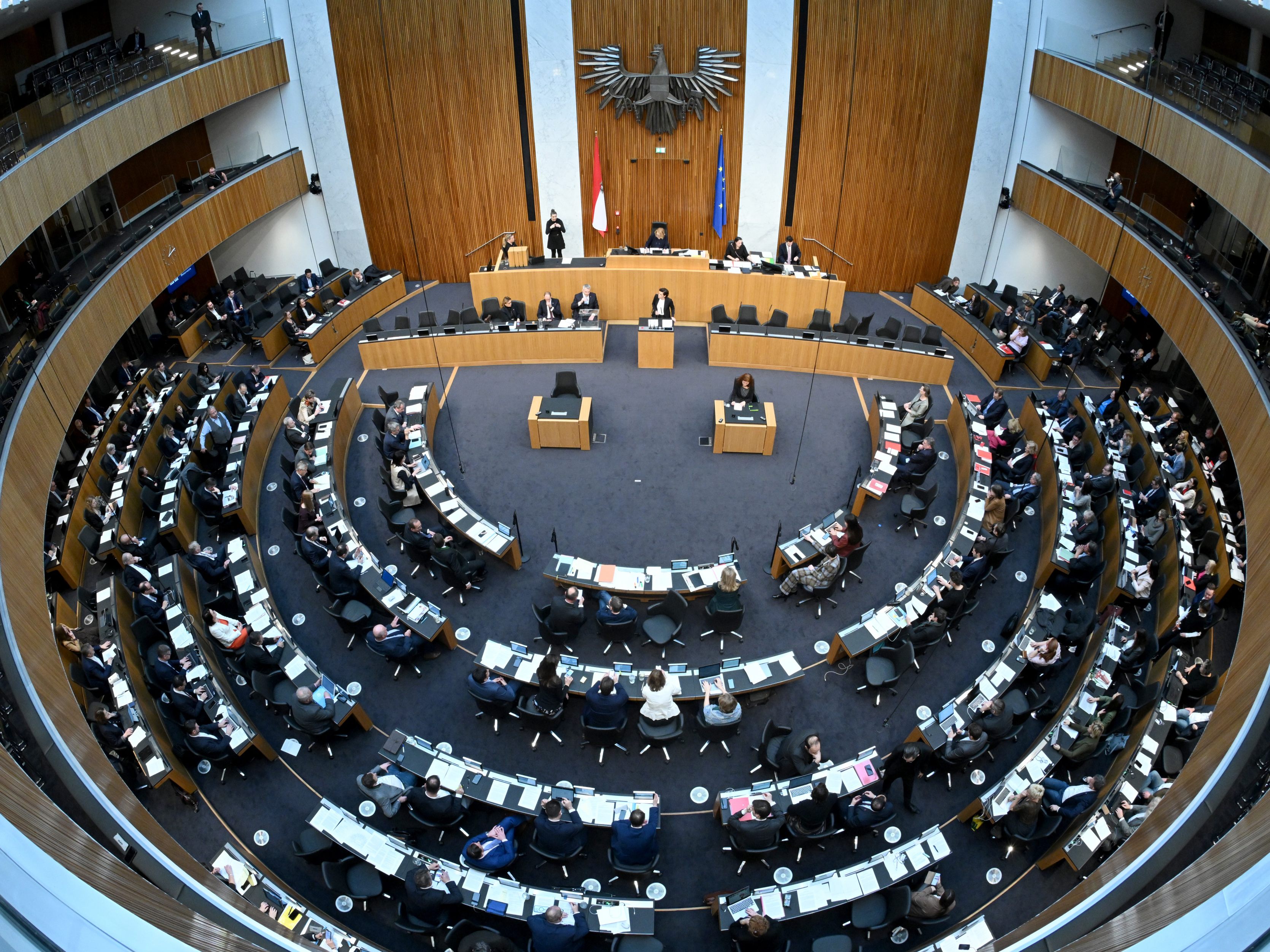 Der Nationalrat beschließt neue Energiehilfen und eine Wahlreform. Der Nationalrat beschließt neue Energiehilfen und eine Wahlreform.