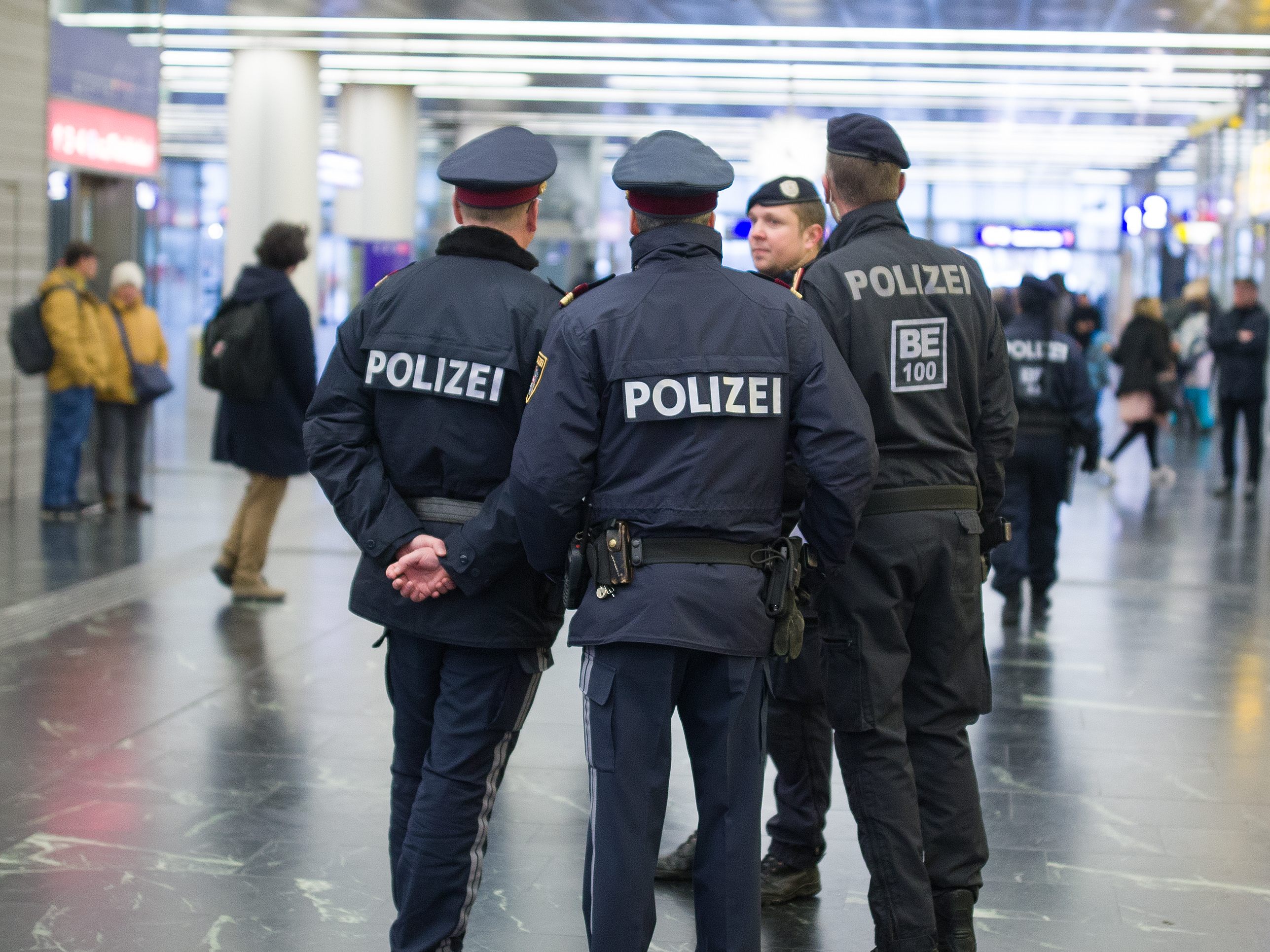 Wegen einer gefährlichen Drohung rückte die Polizei zum Praterstern aus. Wegen einer gefährlichen Drohung rückte die Polizei zum Praterstern aus.