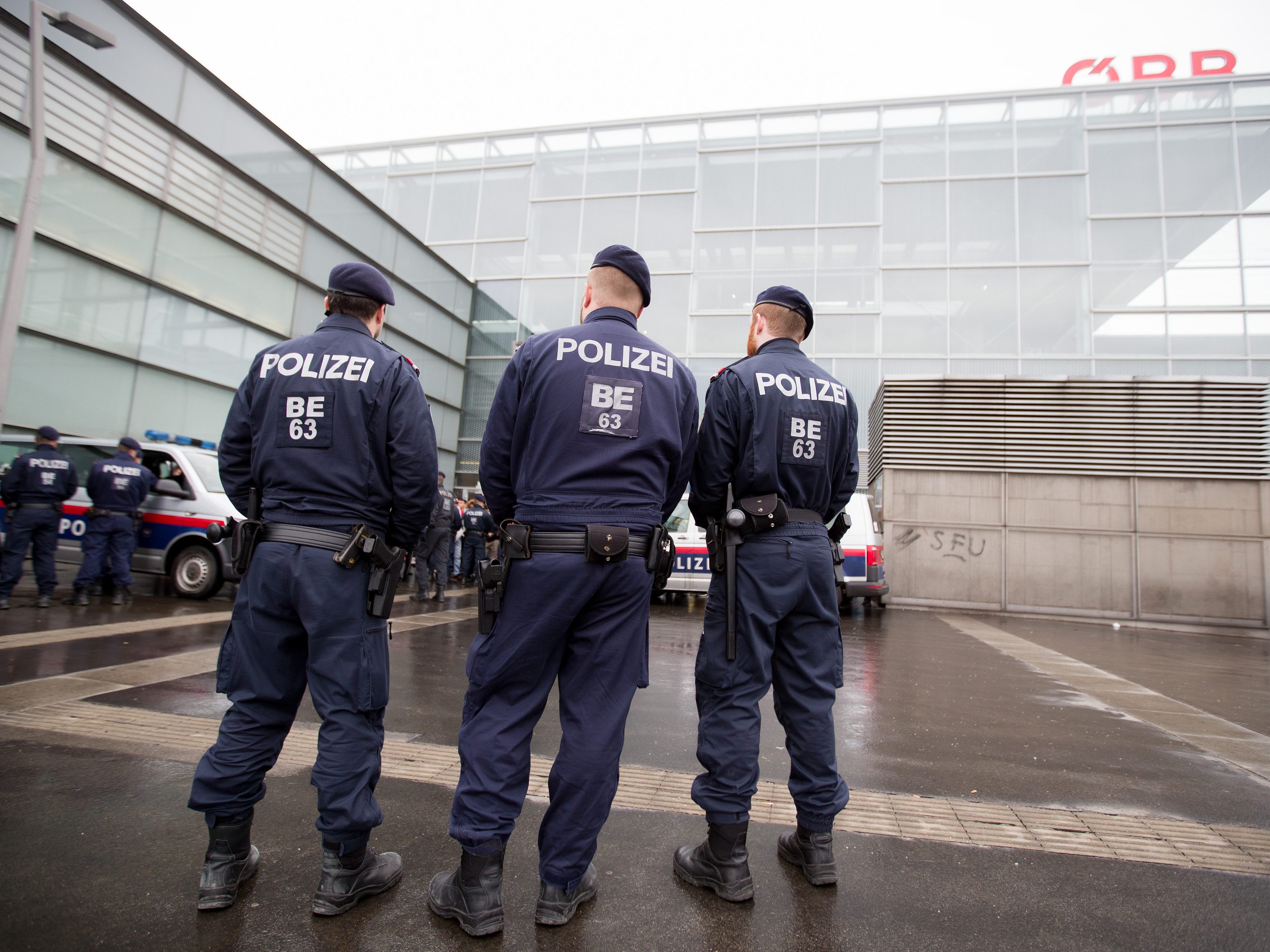 Die Polizei nahm am Wiener Praterstern einen mutmaßlichen Drogendealer fest. Die Polizei nahm am Wiener Praterstern einen mutmaßlichen Drogendealer fest.
