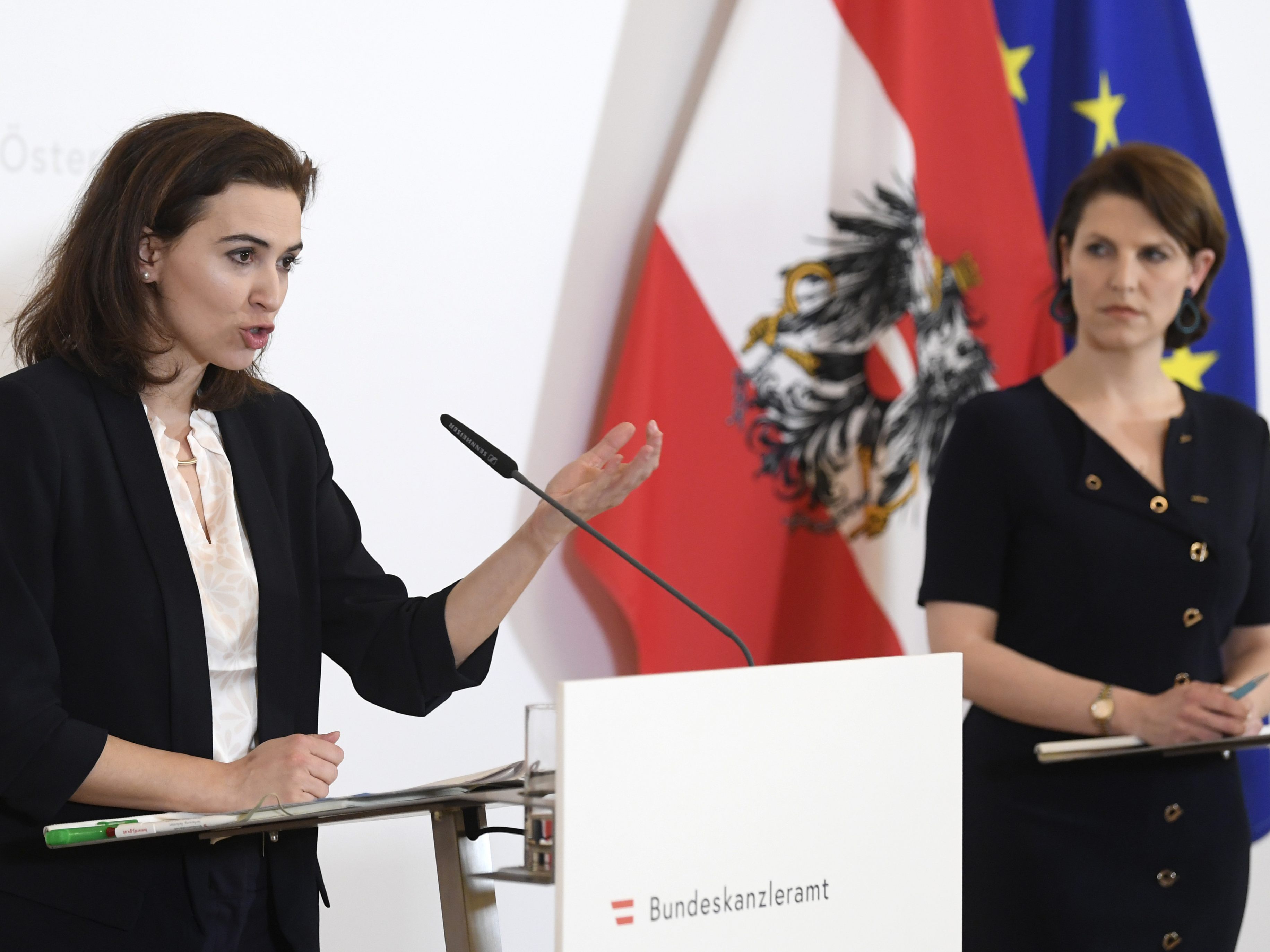 Alma Zadić und Karoline Edtstadler.