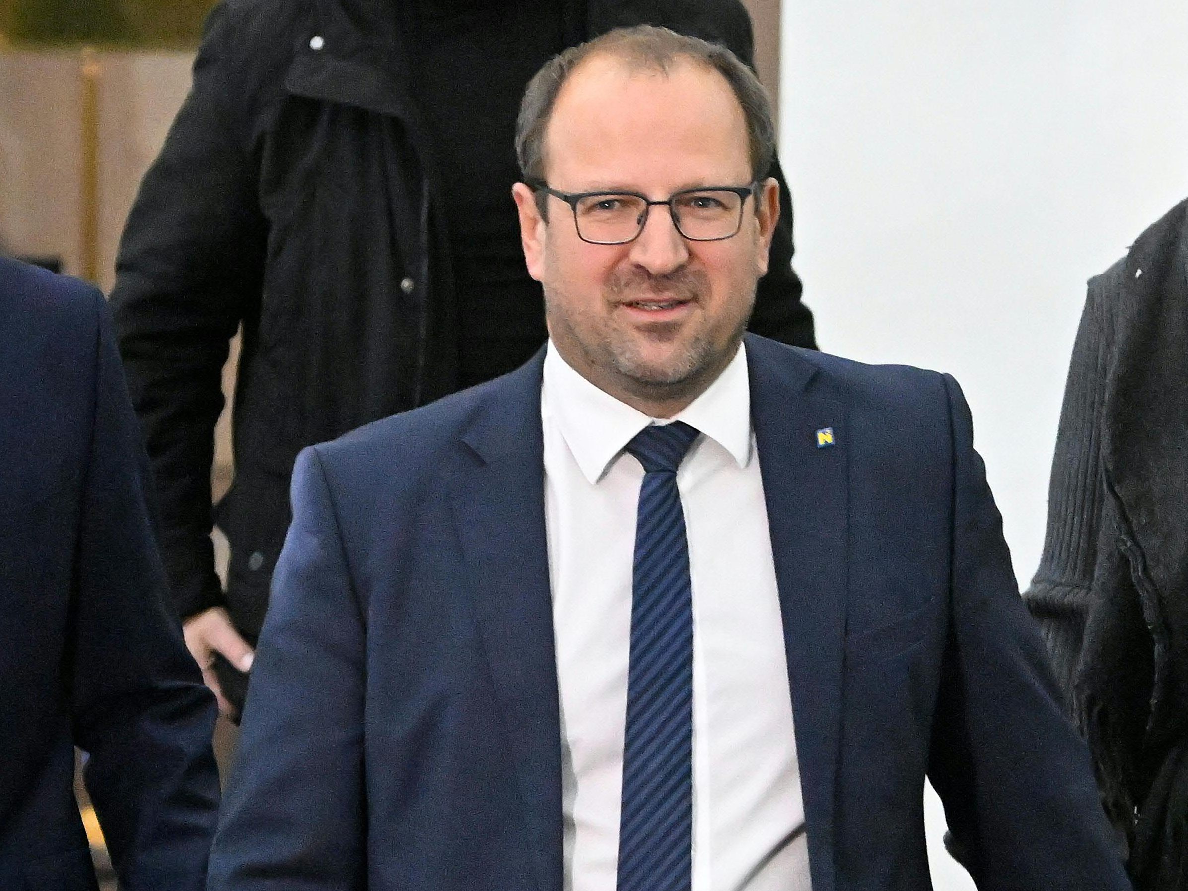 ÖVP-NÖ-Ebner malt beharrlich ein blau-rotes Schreckgespenst an die Wand.