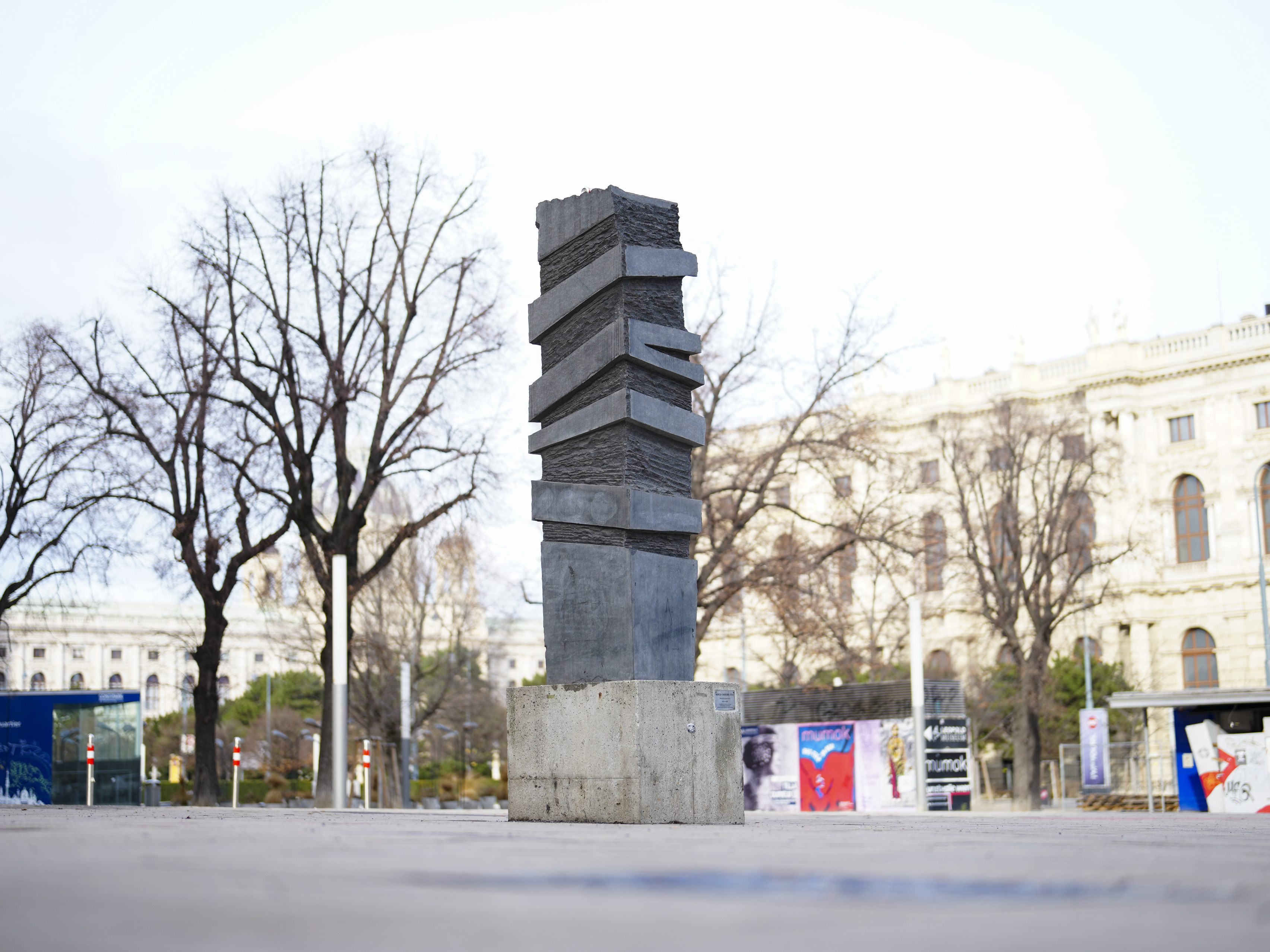 Die Skulptur der Bildhauerin Ulrike Truger erinnert an Marcus Omofuma.