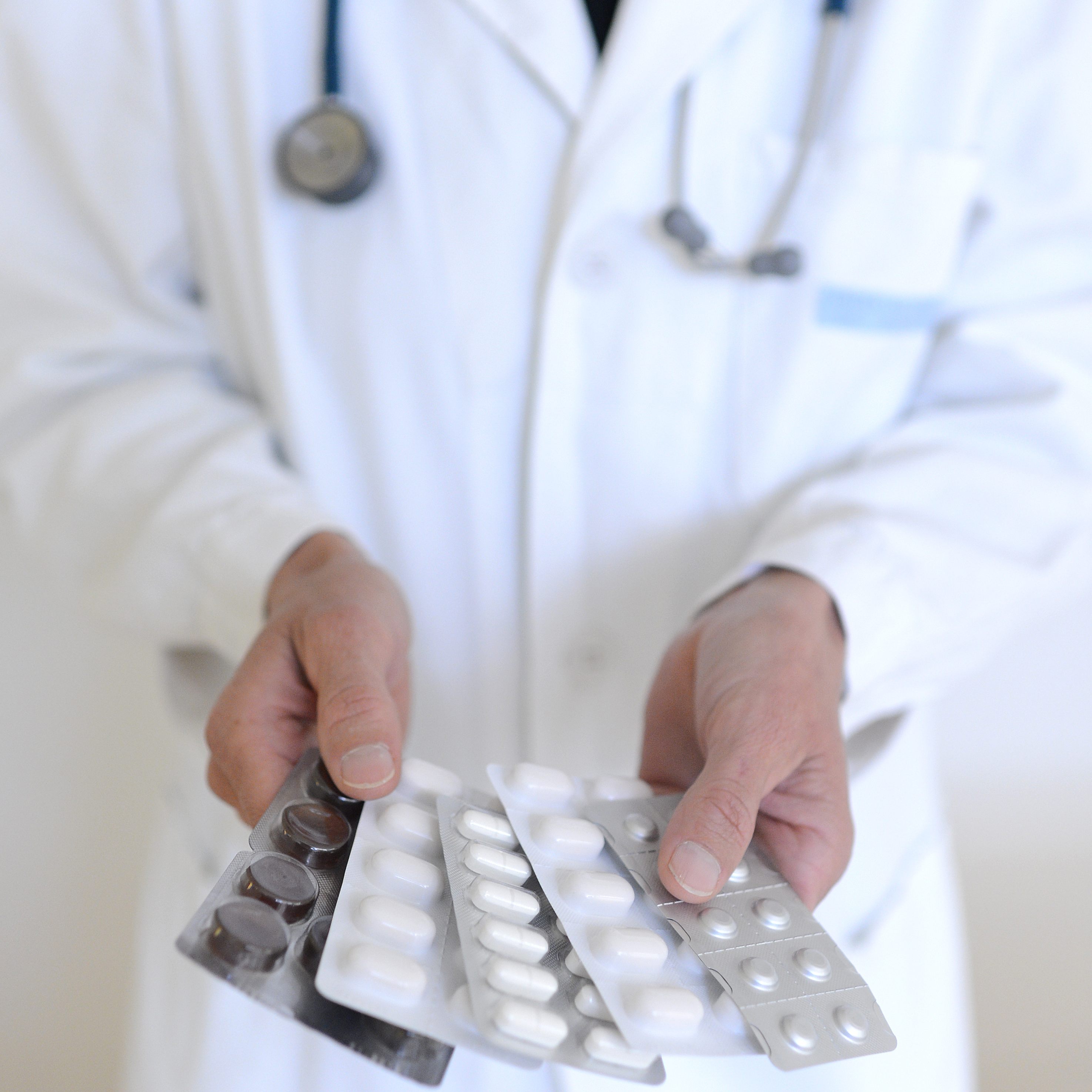 Forderung nach Einrichtung nationaler Lager für Medikamente durch Pharmaindustrie vorgebracht.