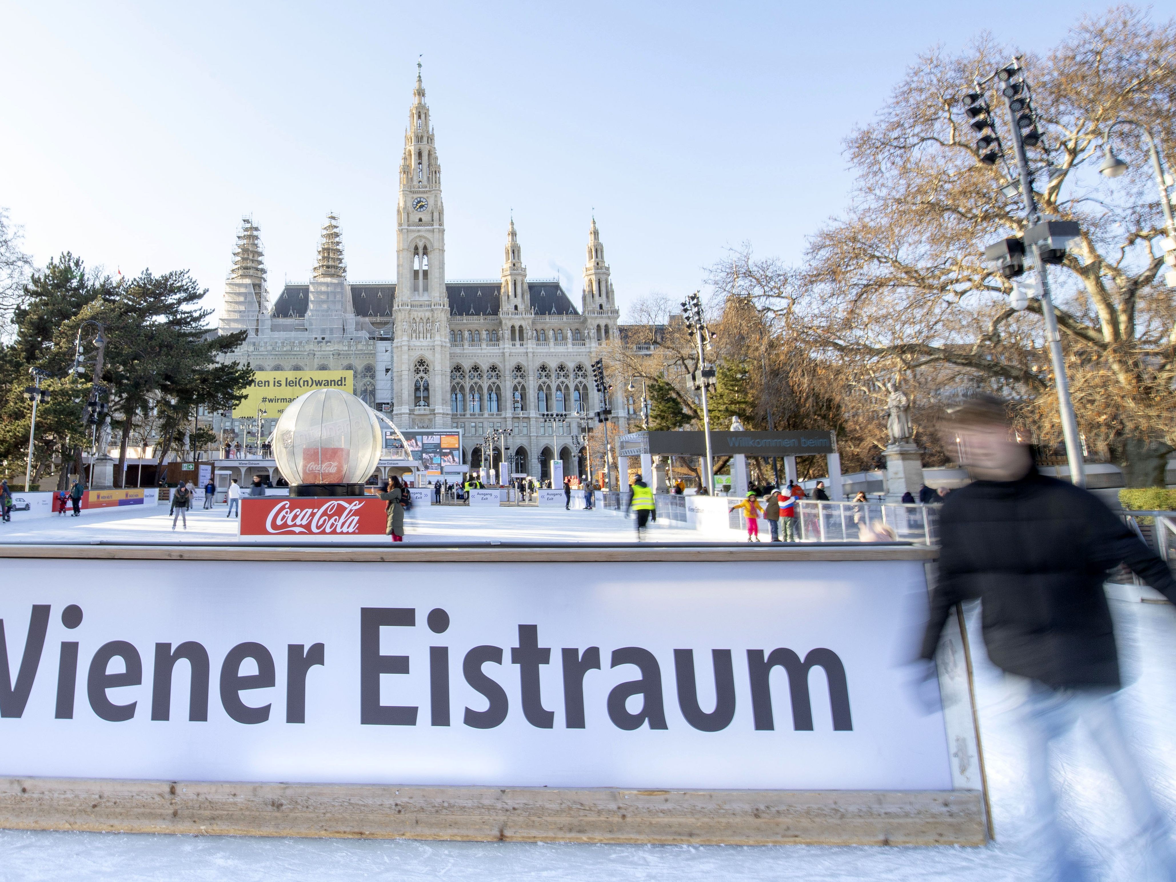 Am 19. Jänner 2023 geht es mit dem Wiener Eistraum am Rathausplatz los. Am 19. Jänner 2023 geht es mit dem Wiener Eistraum am Rathausplatz los.