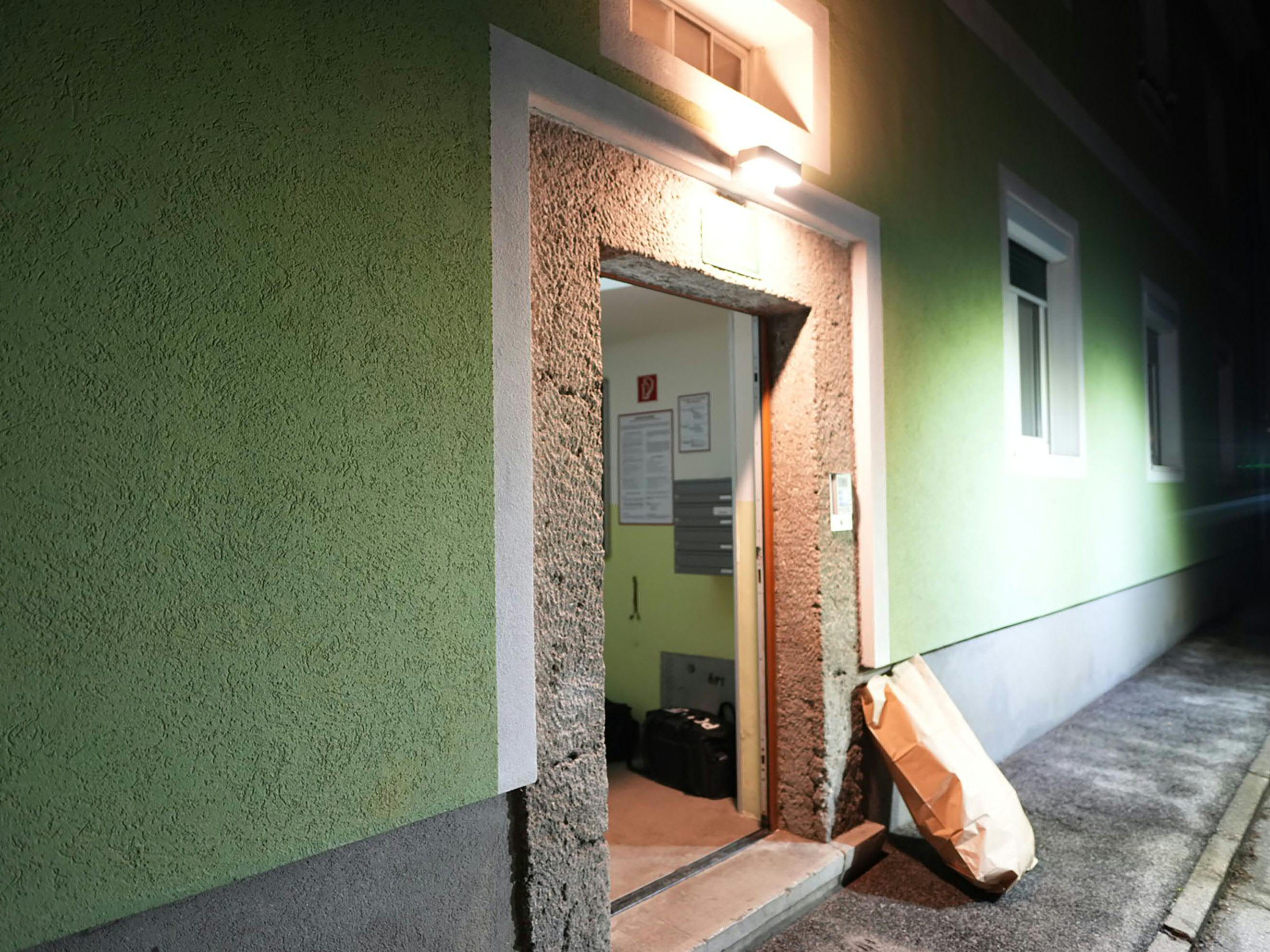 Tote Frau im Keller entdeckt: Zwei Verdächtige festgenommen.