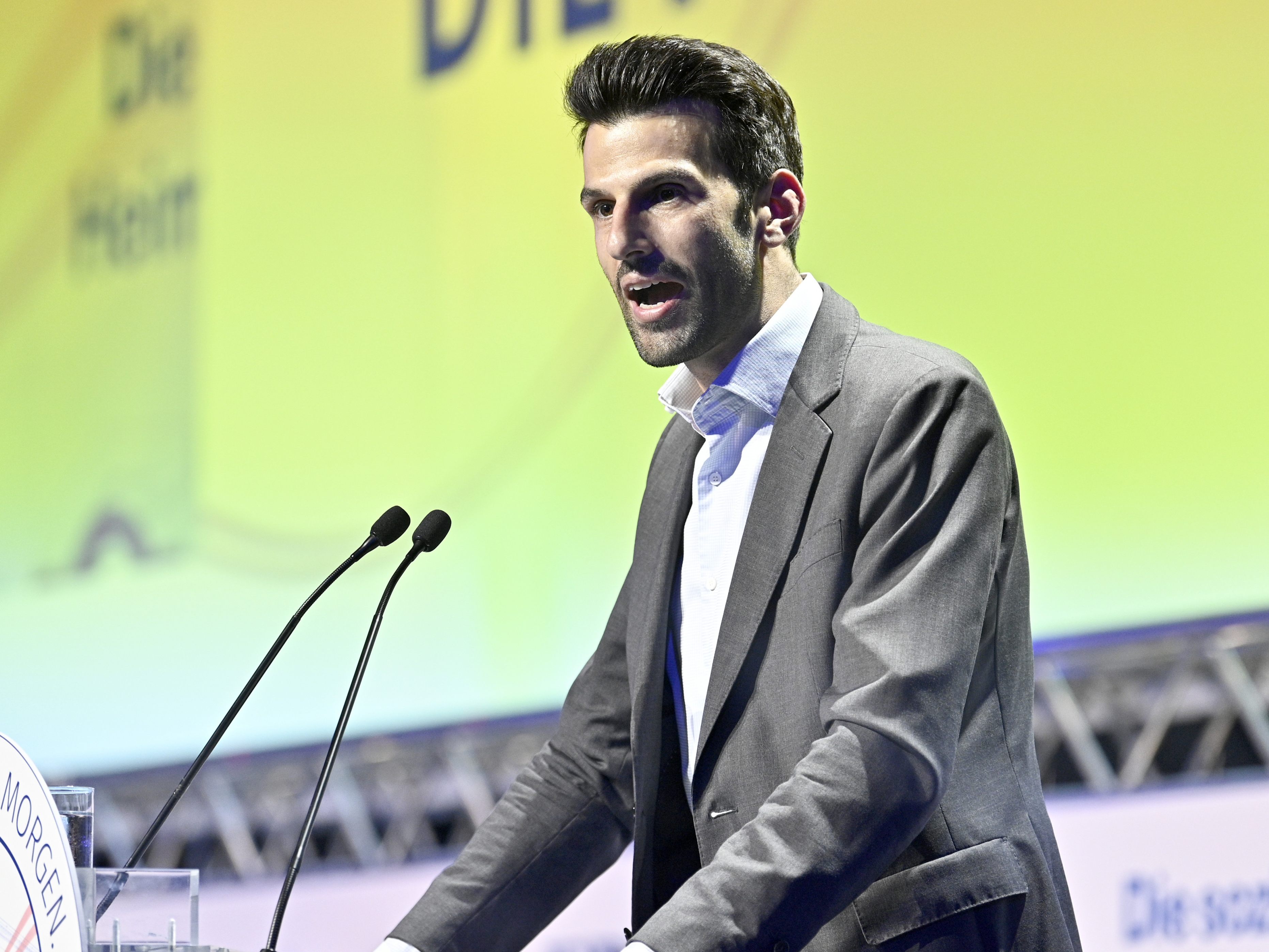 FPÖ-Spitzenkandidat Landbauer sieht sich in einem Duell mit ÖVP-Chefin Mikl-Leitner. FPÖ-Spitzenkandidat Landbauer sieht sich in einem Duell mit ÖVP-Chefin Mikl-Leitner.