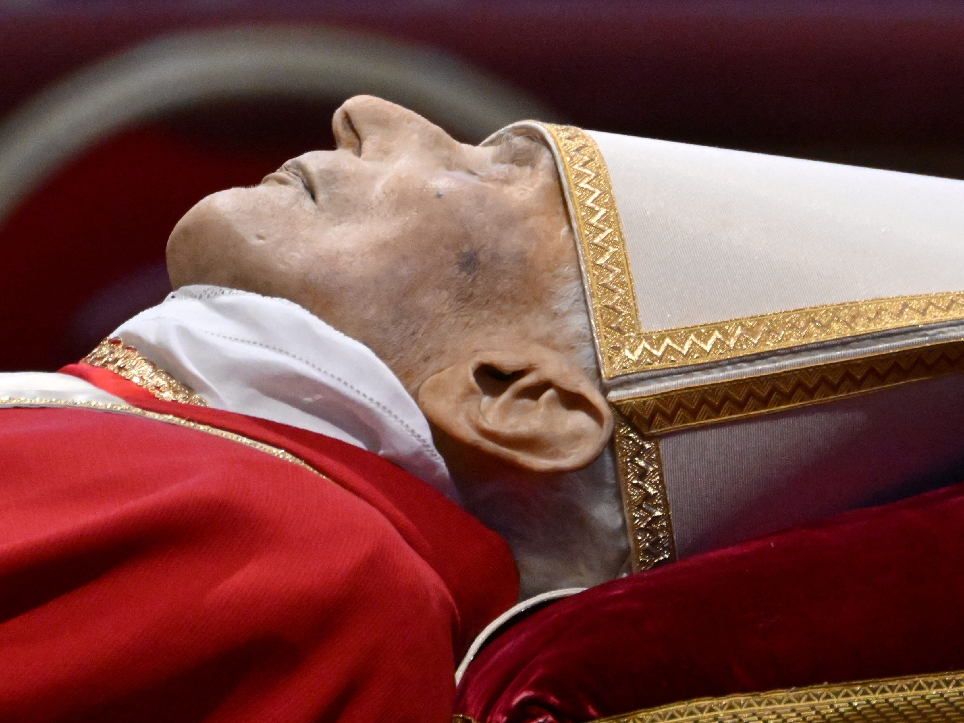 Bei der Liturgie für das Begräbnis von Benedikt XVI. wird es einige Änderungen geben. Bei der Liturgie für das Begräbnis von Benedikt XVI. wird es einige Änderungen geben.