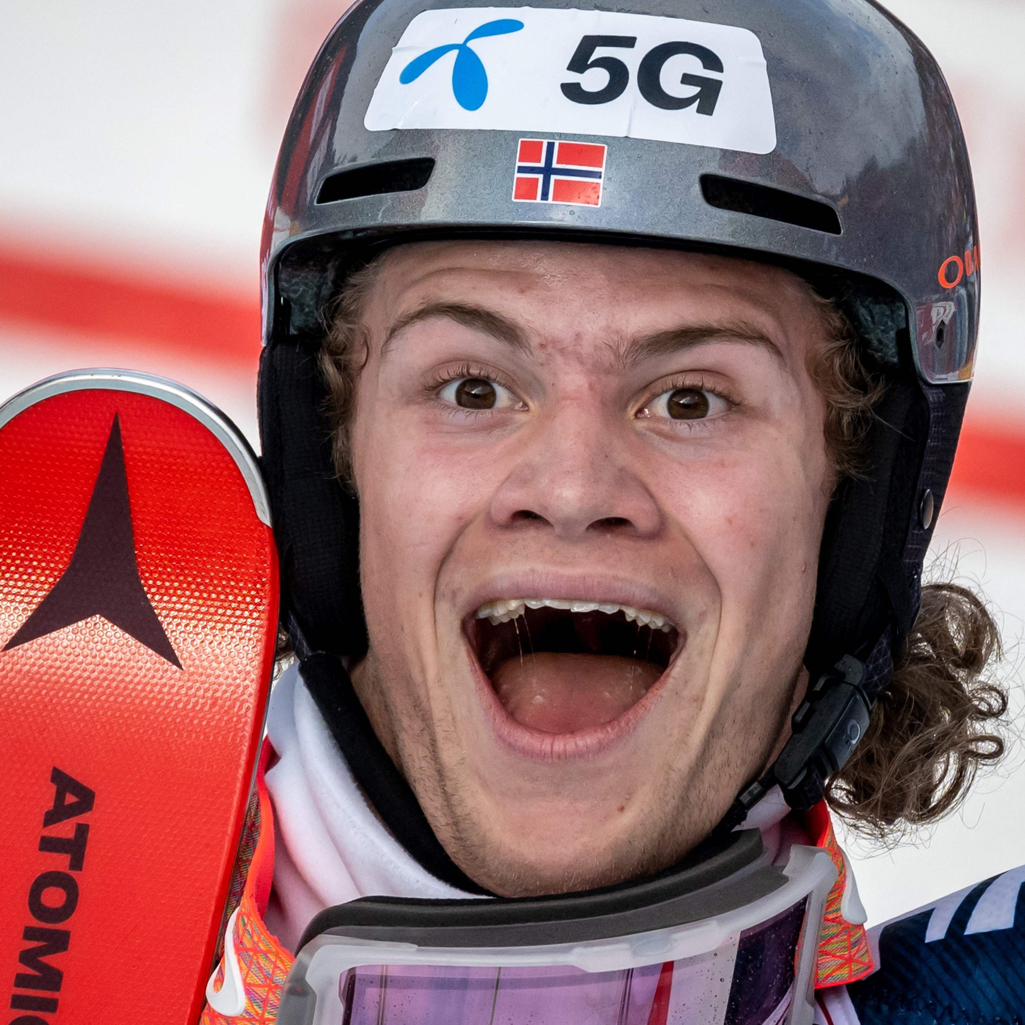 Braathen feiert einen Sieg.