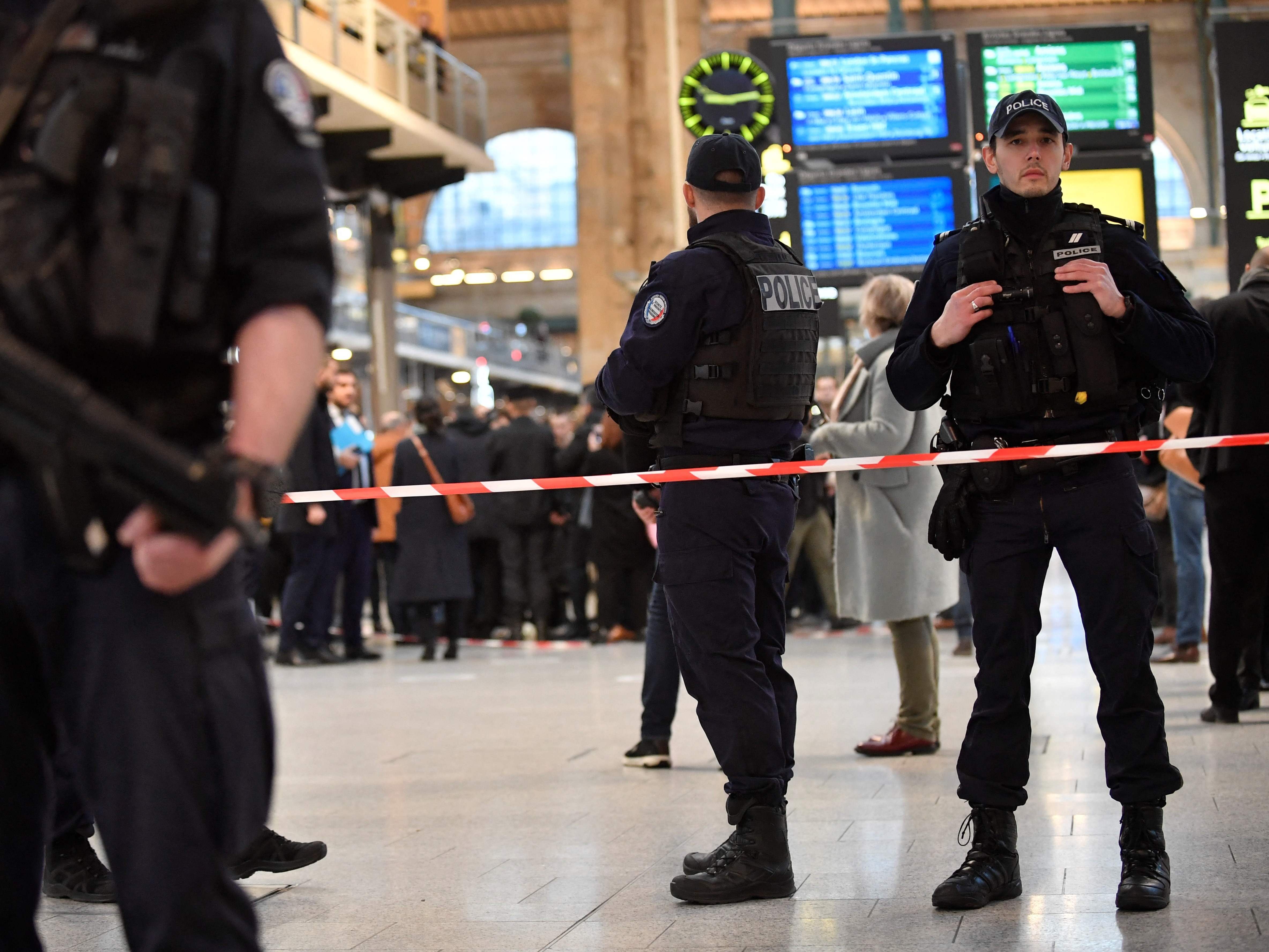 Die franzöische Polizei hat den Angreifer auf einem Bahnhof in Paris ausgeschaltet. Die franzöische Polizei hat den Angreifer auf einem Bahnhof in Paris ausgeschaltet.