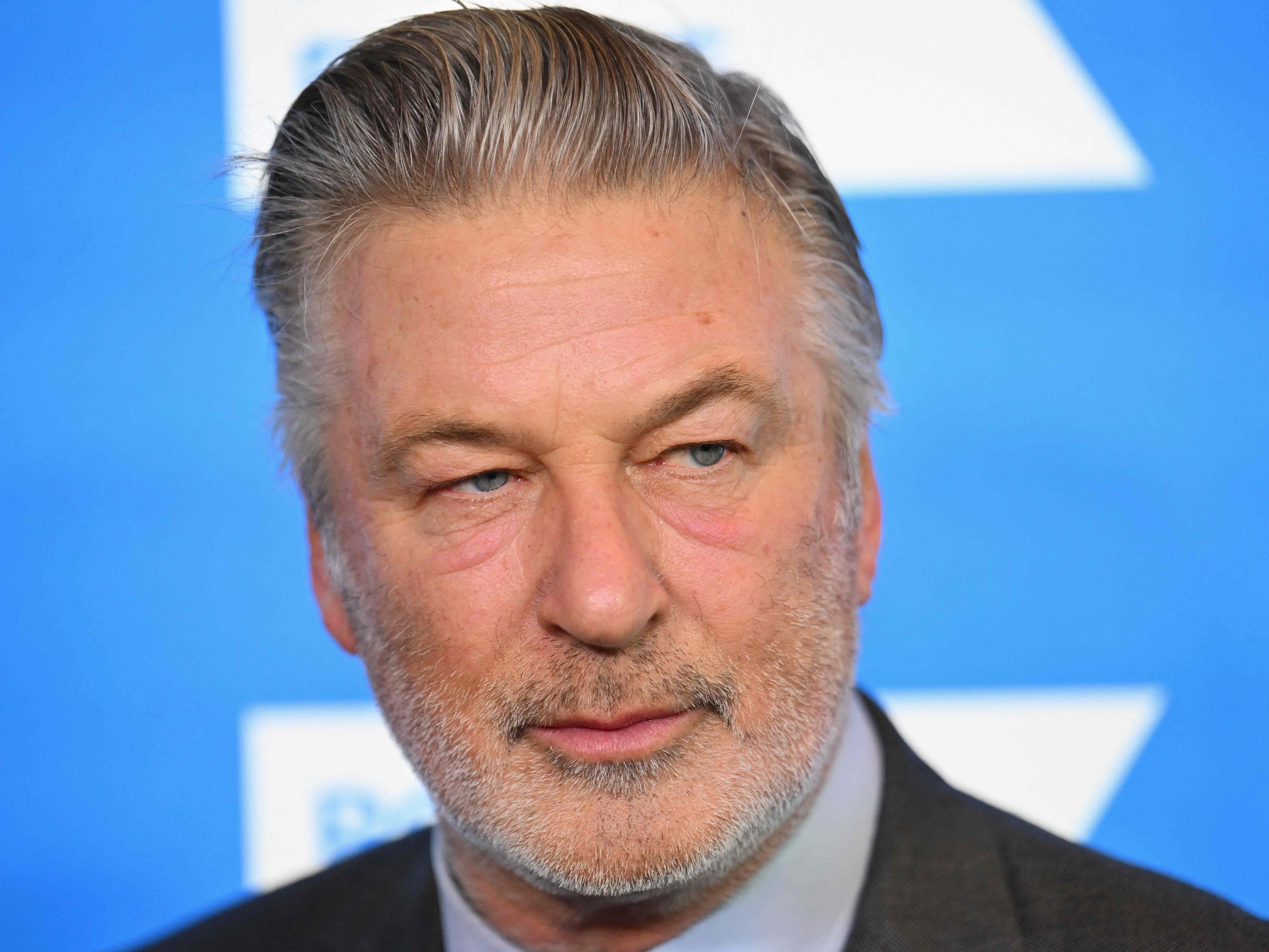 Schauspieler Alec Baldwin soll nach den tödlichen Schüssen bei einem Film-Dreh angeklagt werden. Schauspieler Alec Baldwin soll nach den tödlichen Schüssen bei einem Film-Dreh angeklagt werden.