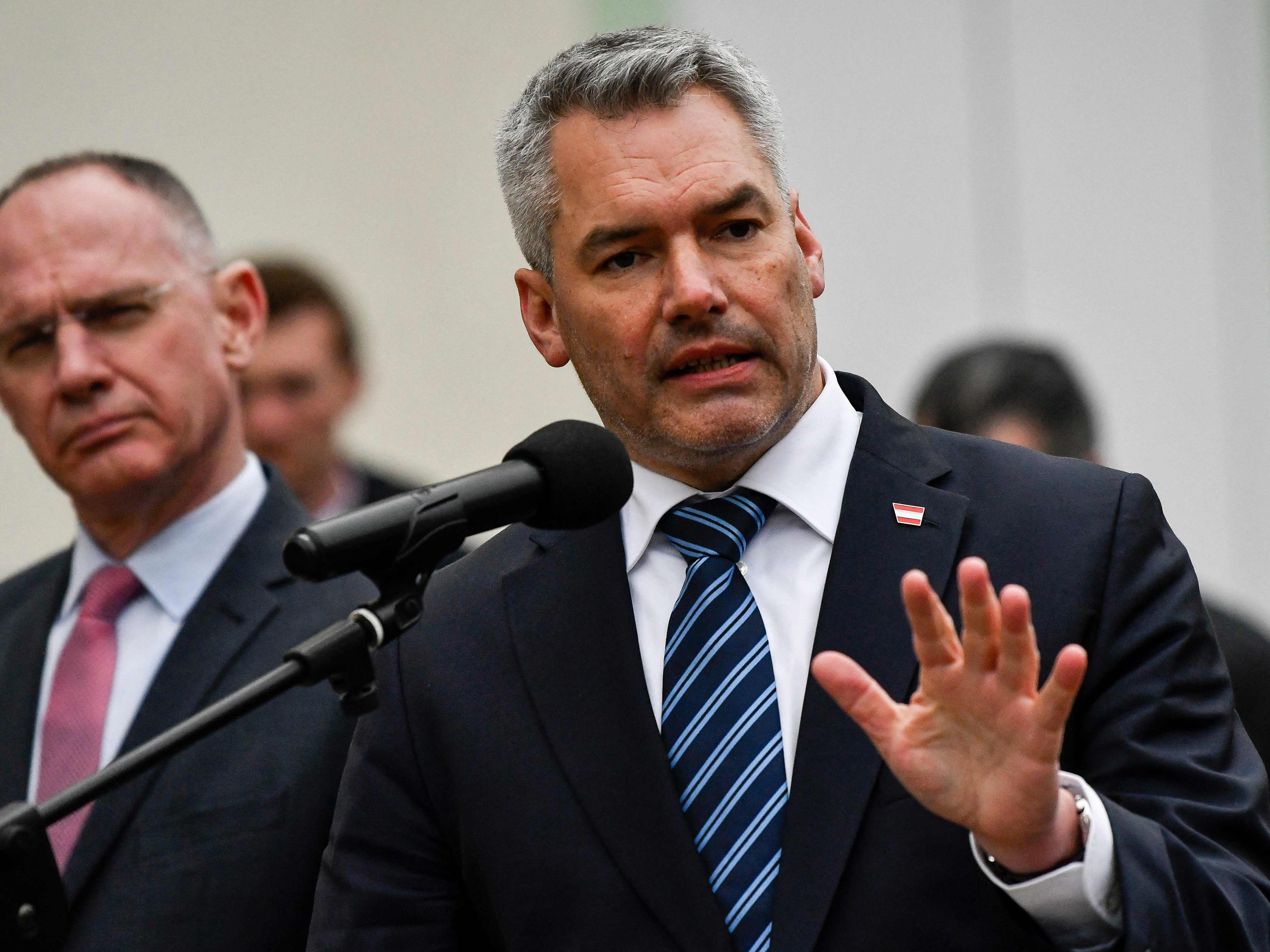 Bundeskanzler Karl Nehammer, im Hintergrund Innenminister Gerhard Karner. Bundeskanzler Karl Nehammer, im Hintergrund Innenminister Gerhard Karner.