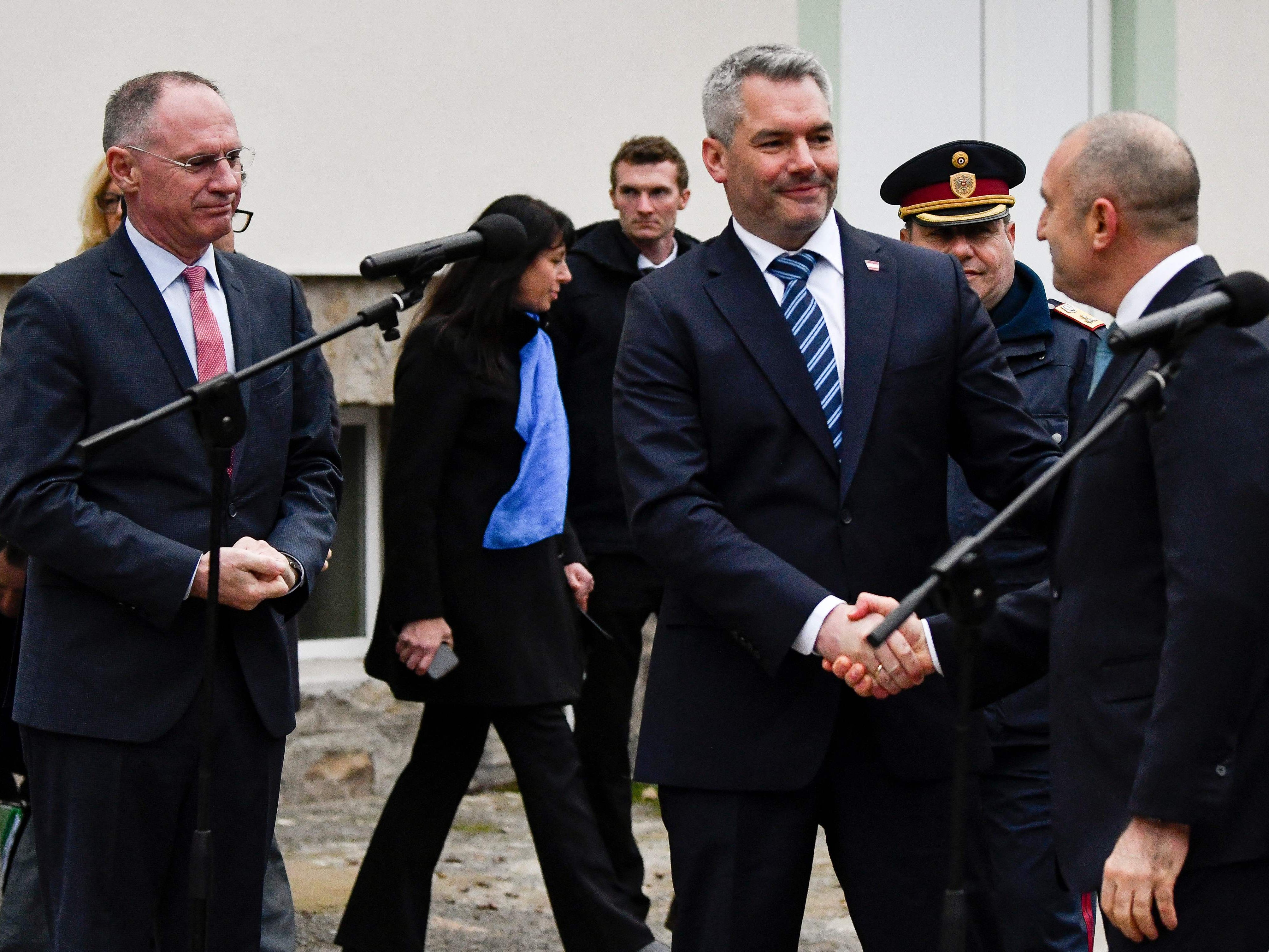 Bundeskanzler Nehammer (ÖVP) fordert von der EU-Kommission zwei Milliarden Euro zur Unterstützung des Grenzschutzes in Bulgarien. Bundeskanzler Nehammer (ÖVP) fordert von der EU-Kommission zwei Milliarden Euro zur Unterstützung des Grenzschutzes in Bulgarien.