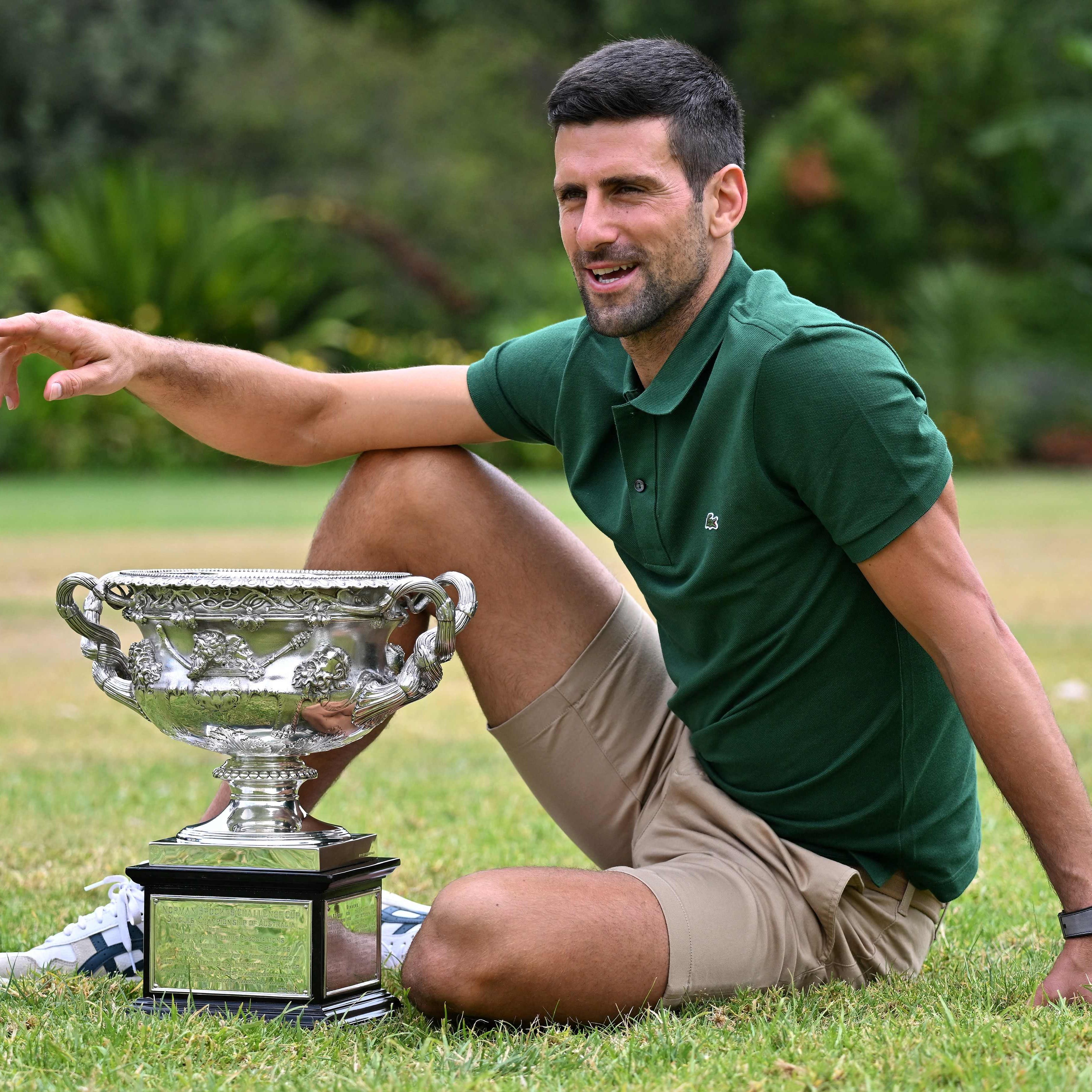Leicht lädiert, aber glücklich: Djokovic mit seinem Grand Slam-Pokal.