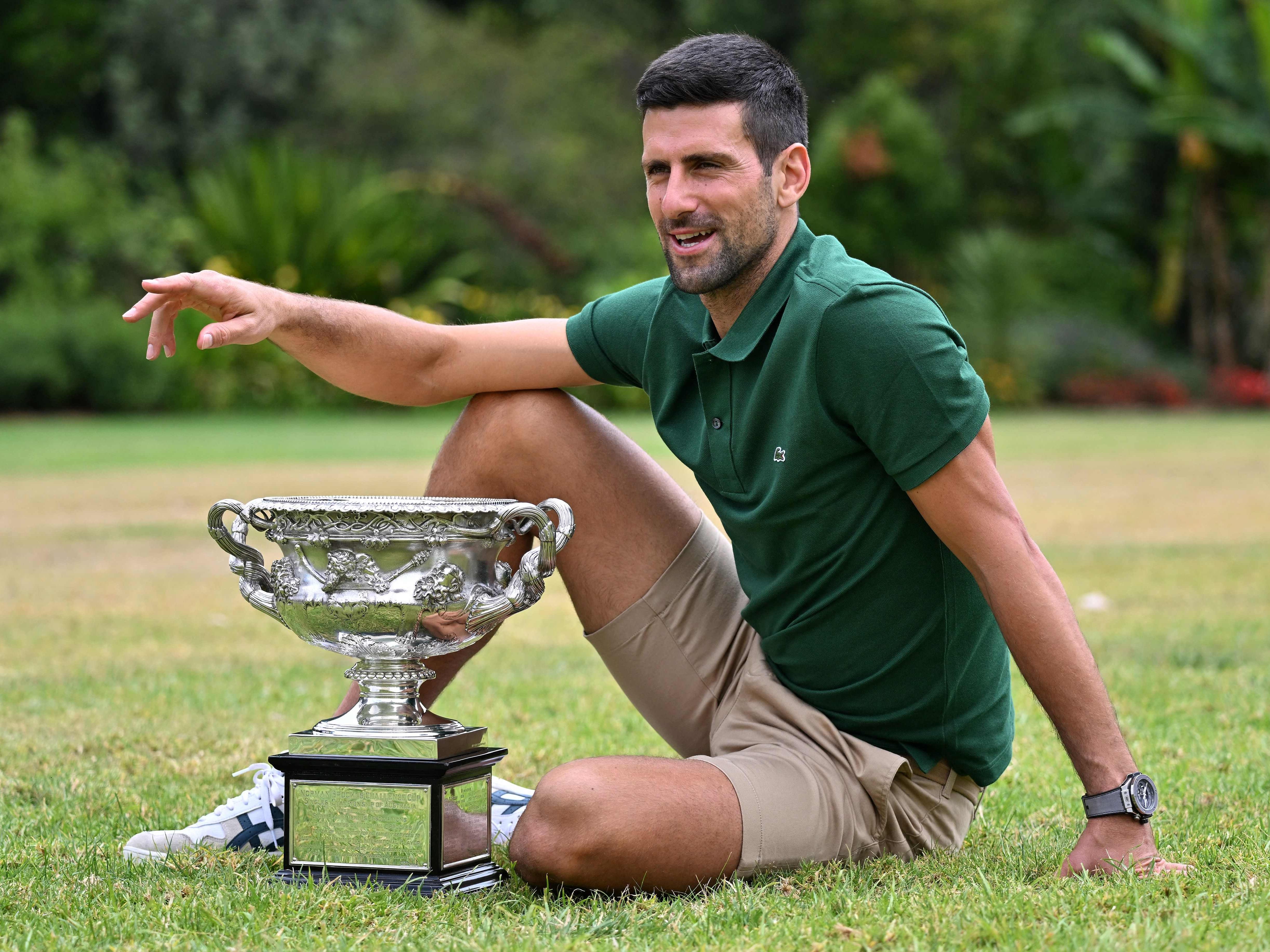 Leicht lädiert, aber glücklich: Djokovic mit seinem Grand Slam-Pokal.