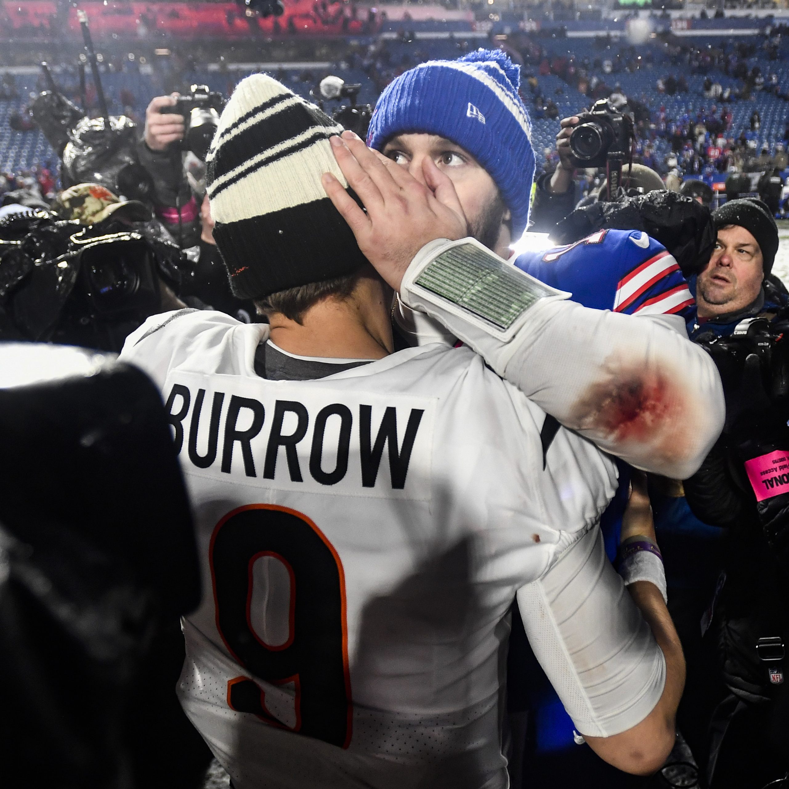 Klarer 27:10-Erfolg im Schneetreiben - Hamlin war nach Herzinfarkt erstmals wieder im Stadion.