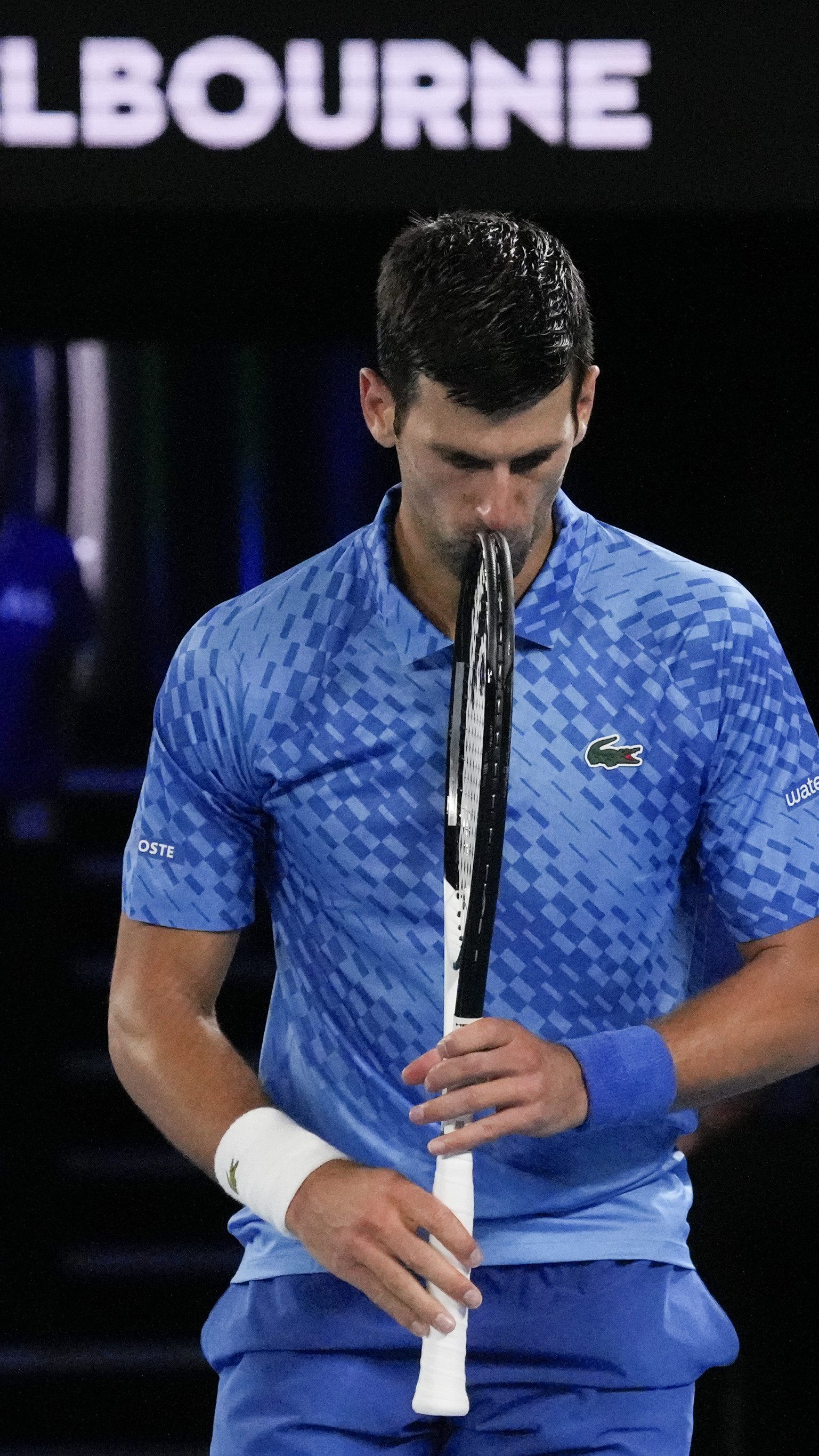 Novak Djokovic könnte bei Australian Open Titel holen. Beim Spiel gegen Roberto Carballes Baena verschwand er auf die Toilette.