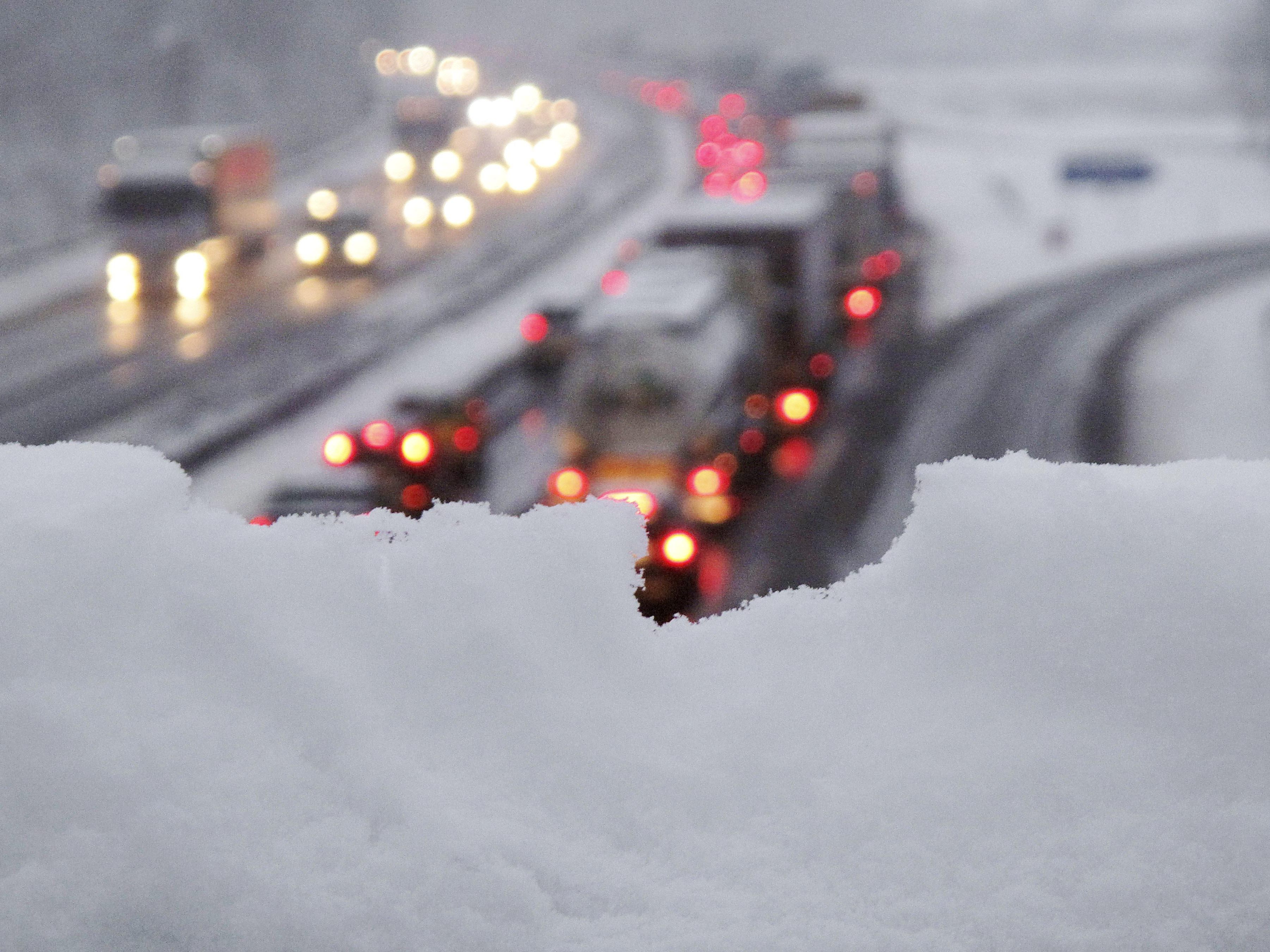 In Teilen Europas kam es durch große Schneemengen zu Verkehrsunfällen und Stromausfällen. In Teilen Europas kam es durch große Schneemengen zu Verkehrsunfällen und Stromausfällen.