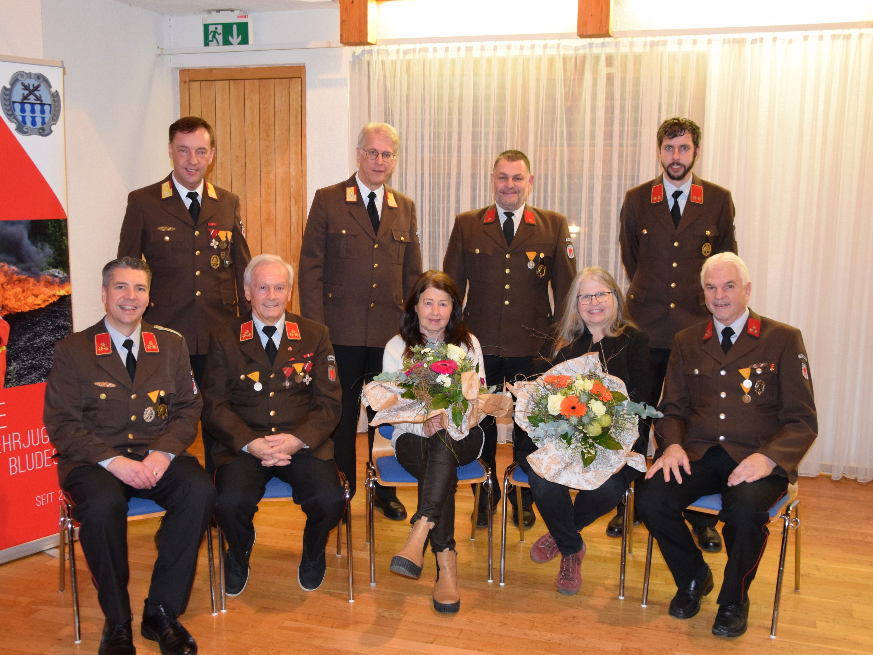 vlnr. Kdt. Martin Plangg, AFK Karlheinz Beiter, Ehren-Kdt. Günter Nachbaur, BFI Christoph Feuerstein, Brunhilde Nachbaur, Bgm. Martin Konzet, Corinna Messner, Kdt-Stv. Lucas Thoma, Guntram Messner