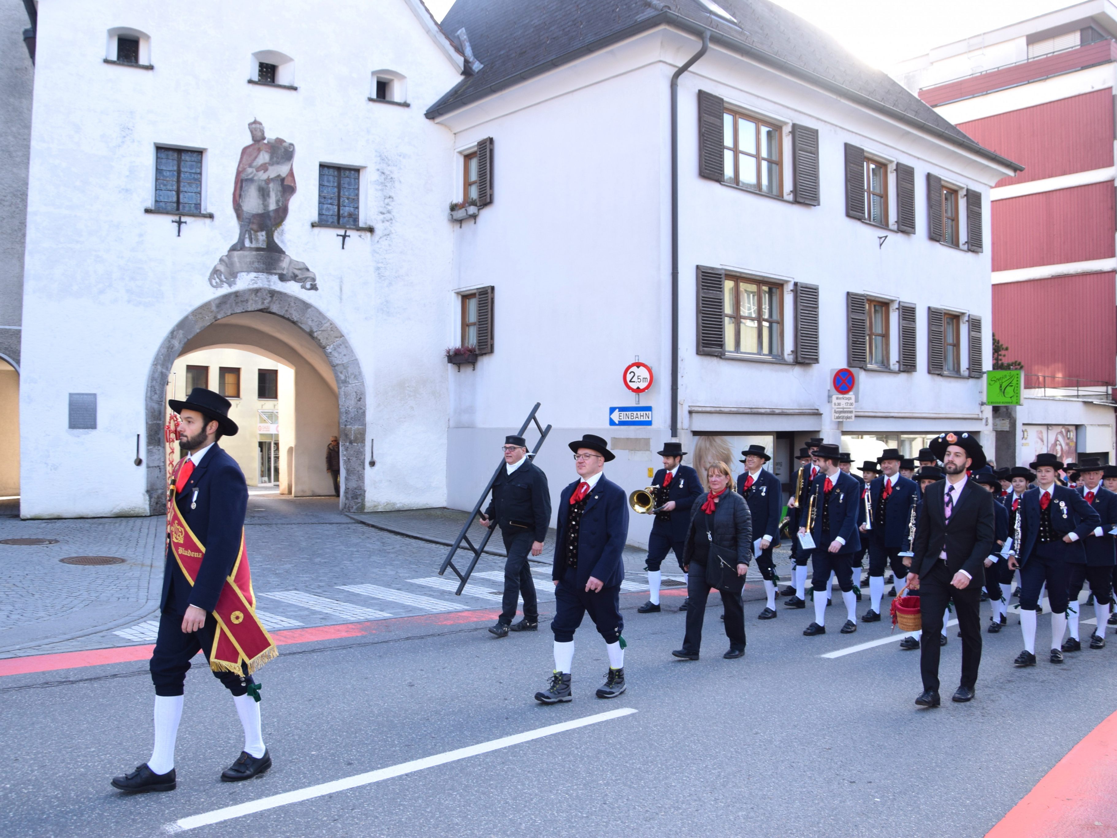 Die Stadtmusik Bludenz anlässlich ihrer Ausrückung zum Jahreswechsel beim Oberen Tor, unterwegs zum Landeskrankenhaus und SeneCura Sozialzentrum Laurentiuspark in Bludenz, wo sie den Zuhörenden mit ihrem Spiel viel Freude bereiteten. Die Stadtmusik Bludenz anlässlich ihrer Ausrückung zum Jahreswechsel beim Oberen Tor, unterwegs zum Landeskrankenhaus und SeneCura Sozialzentrum Laurentiuspark in Bludenz, wo sie den Zuhörenden mit ihrem Spiel viel Freude bereiteten.