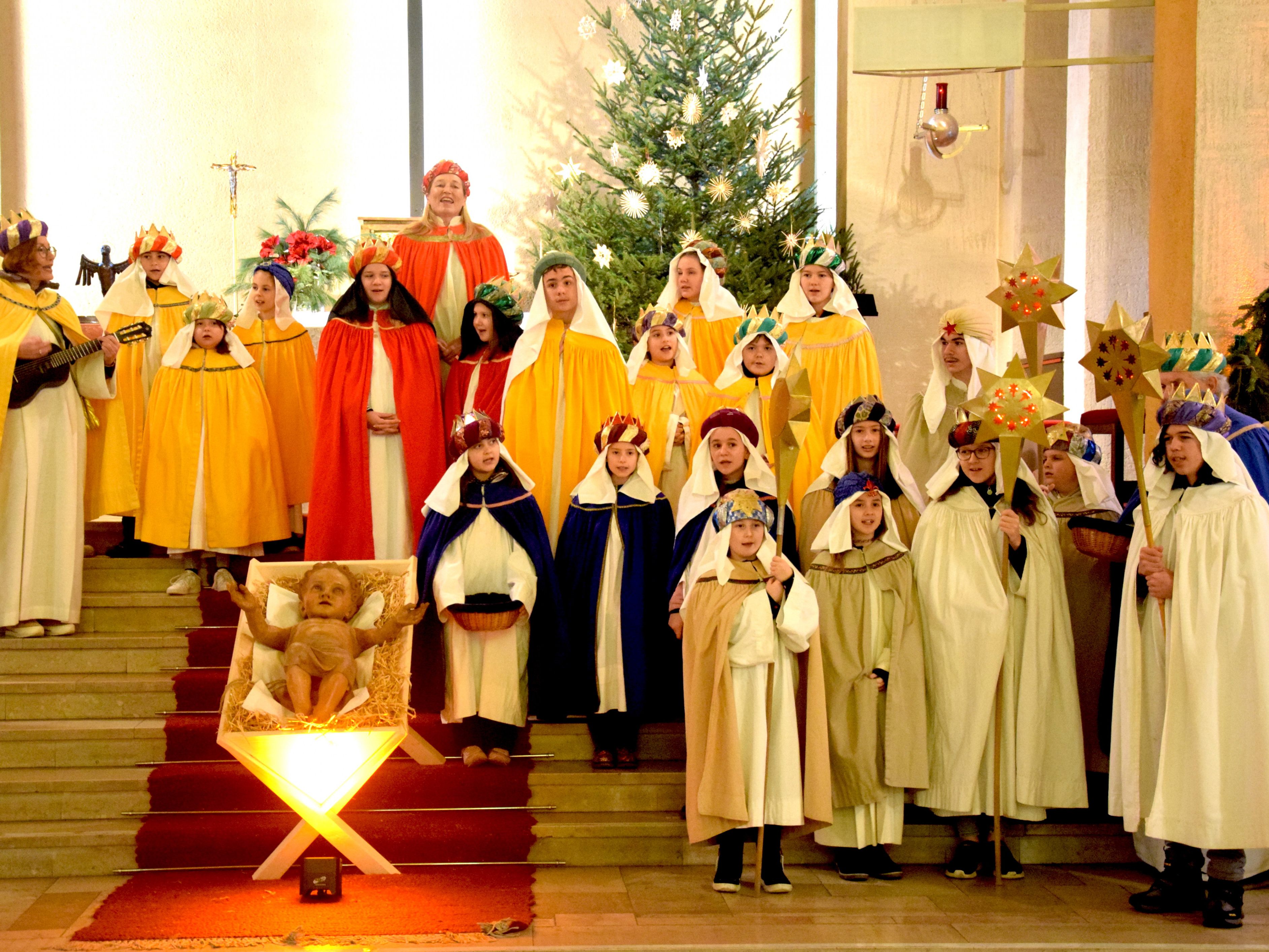 Das Sammelergebnis der Sternsingenden in der Pfarre Bludenz-Heilig Kreuz - hier bei der Messfeier am Dreikönigstag - beträgt mehr als 17.000 Euro. Das Sammelergebnis der Sternsingenden in der Pfarre Bludenz-Heilig Kreuz - hier bei der Messfeier am Dreikönigstag - beträgt mehr als 17.000 Euro.