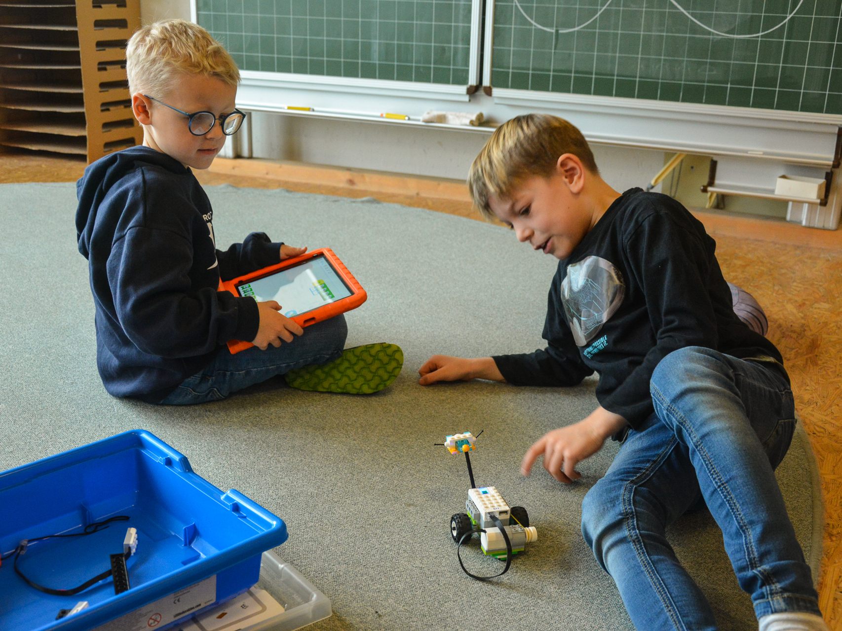 In der Volksschule Rheindorf sammeln Schüler erste Erfahrungen beim Roboterprogrammieren. In der Volksschule Rheindorf sammeln Schüler erste Erfahrungen beim Roboterprogrammieren.