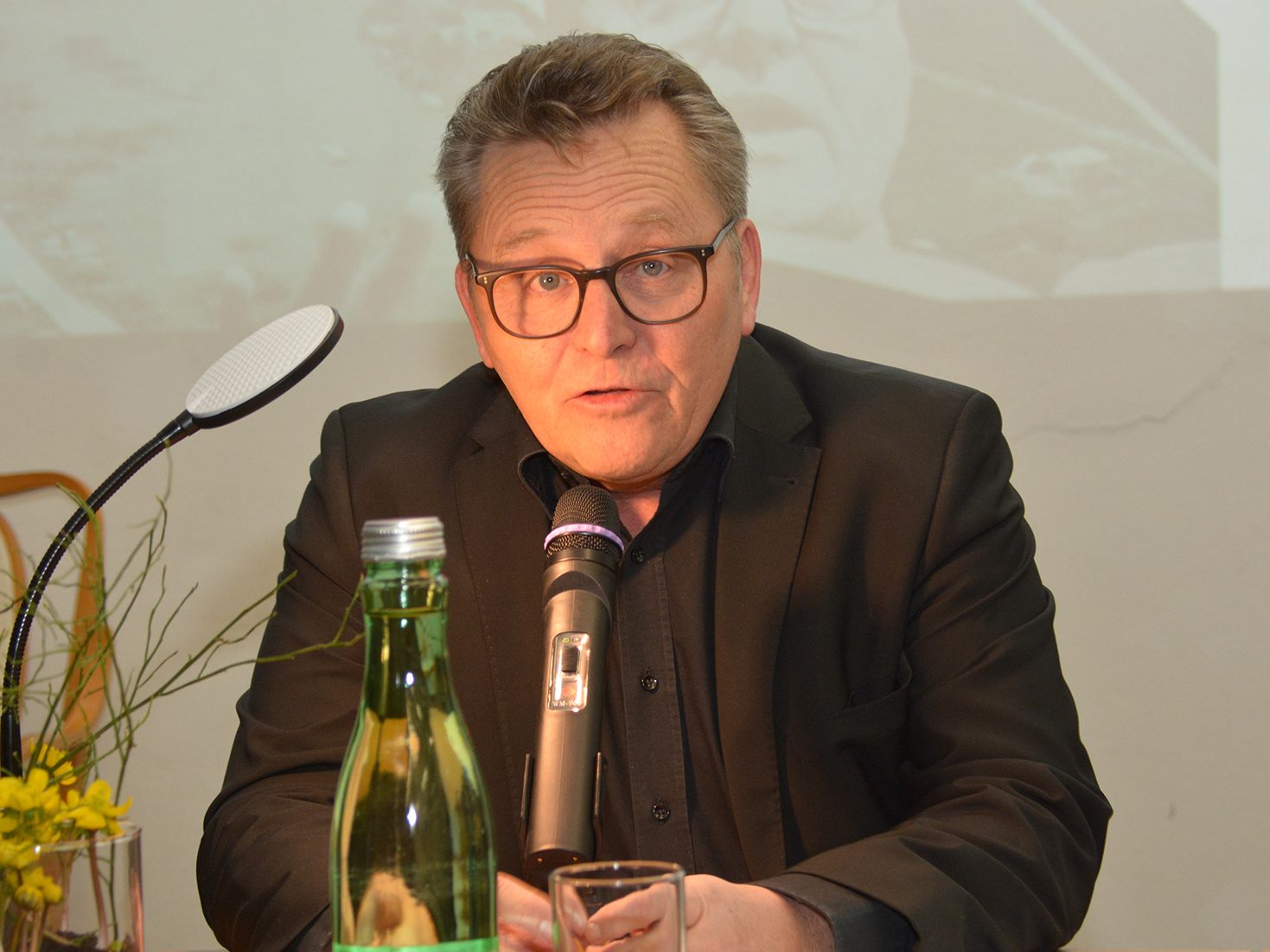 Augustin Jagg las zur Geschichte des Rheindurchstiches. Augustin Jagg las zur Geschichte des Rheindurchstiches.