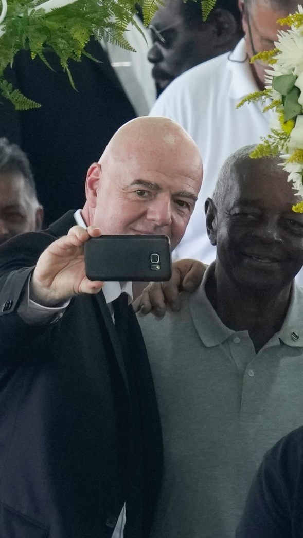 Infantino macht Selfie bei Totenwache für Pelé