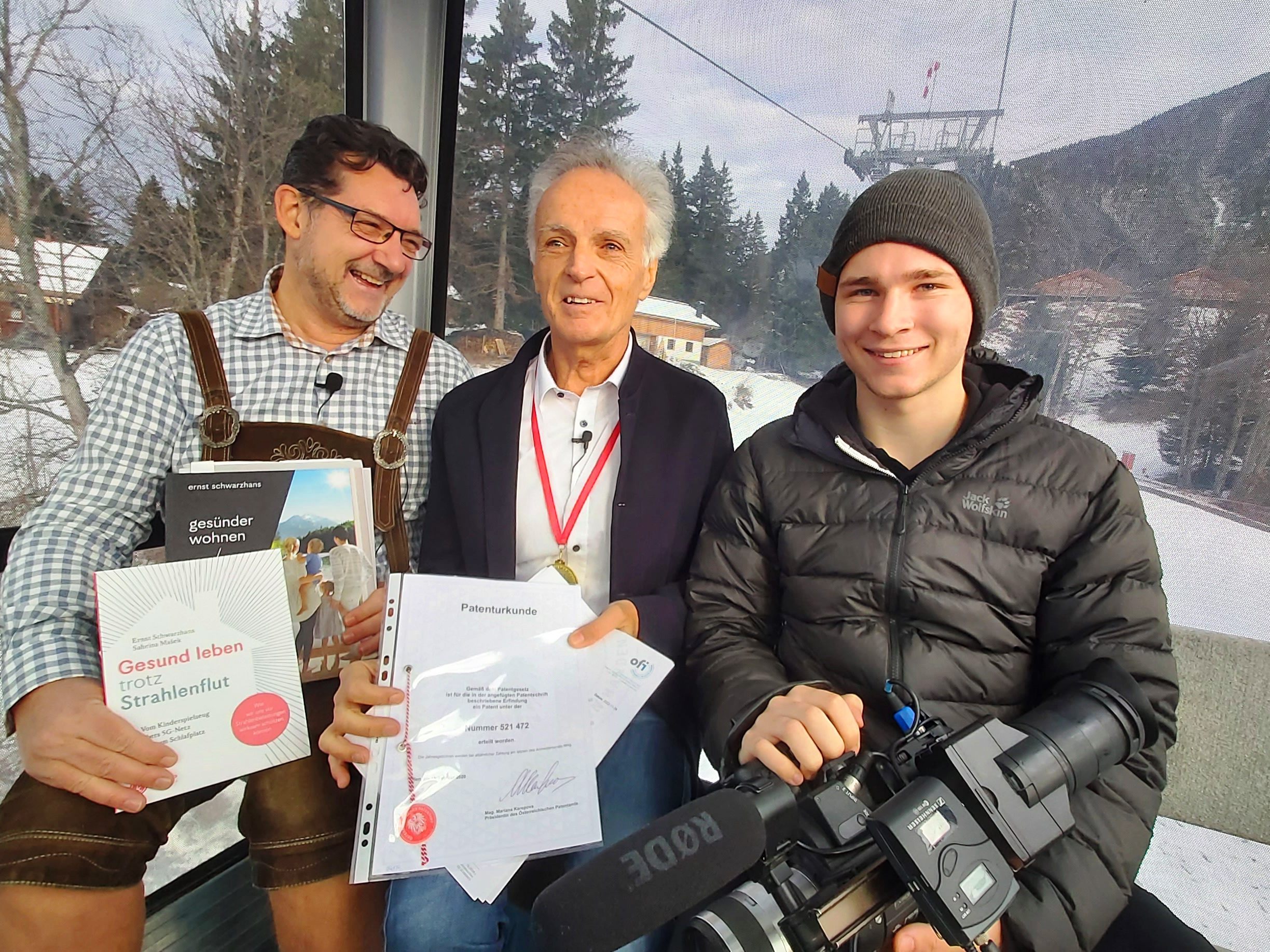 Schlafexperte Ernst Schwarzhans (mi) ist zu Gast bei Andreas Seeburger (li) und Kameramann Simon Rüdisser (re) in der 226. Folge "us dr Gondl" am Muttersberg bei Bludenz-Nüziders. Schlafexperte Ernst Schwarzhans (mi) ist zu Gast bei Andreas Seeburger (li) und Kameramann Simon Rüdisser (re) in der 226. Folge "us dr Gondl" am Muttersberg bei Bludenz-Nüziders.