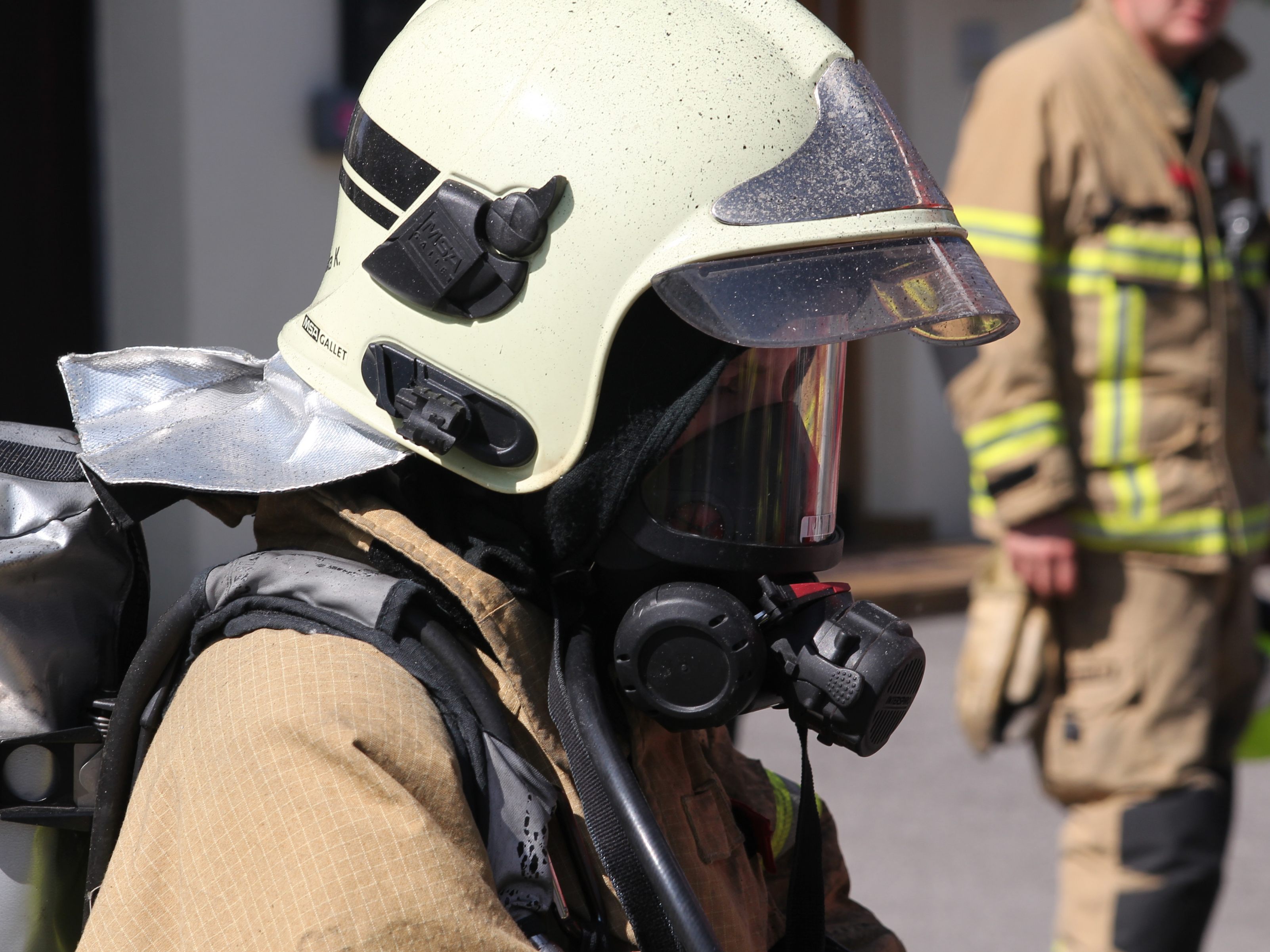 Die Feuerwehr konnte den Brand rasch löschen - Das Fahrzeug war aber nicht mehr zu retten. (Symbolbild)