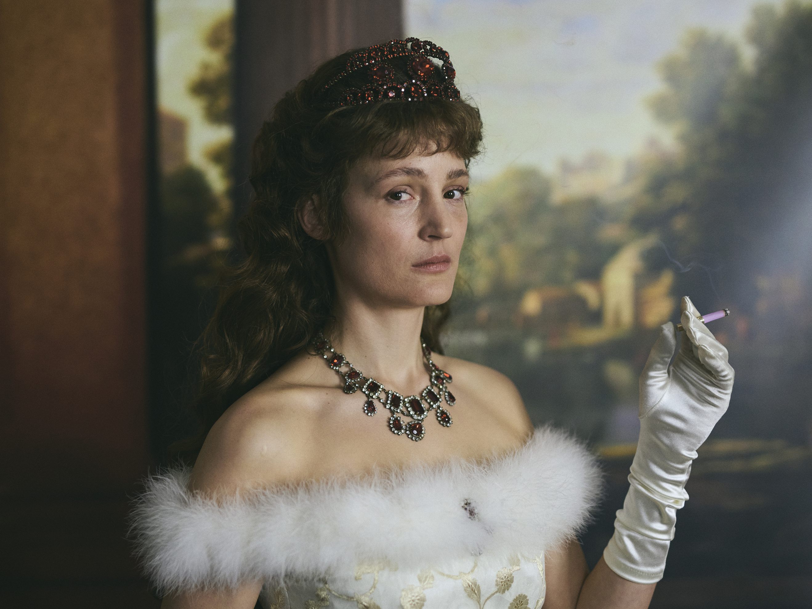 Marie Kreuzers Sisi-Drama "Corsage" bleibt trotz dem Skandal um Darsteller Teichtmeister Österreichs Kandidat für den Auslandsoscar. Marie Kreuzers Sisi-Drama "Corsage" bleibt trotz dem Skandal um Darsteller Teichtmeister Österreichs Kandidat für den Auslandsoscar.