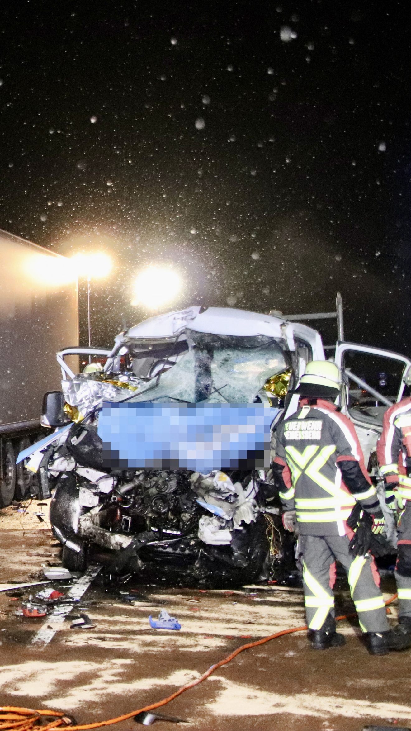 Der Klein-Lkw prallte frontal gegen den Sattelzug.