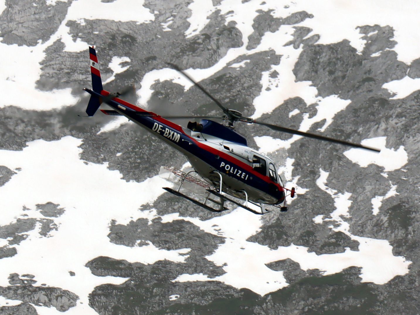 Symbolbild: Polizeihubschrauber im Gebirge