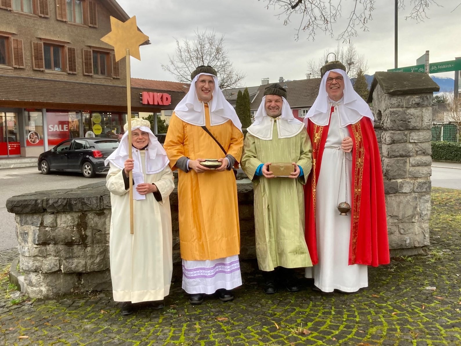 Auch im Feldkircher Stadtteil Gisingen sammelten mehrere Sternsingergruppen Spenden für eine bessere Welt.