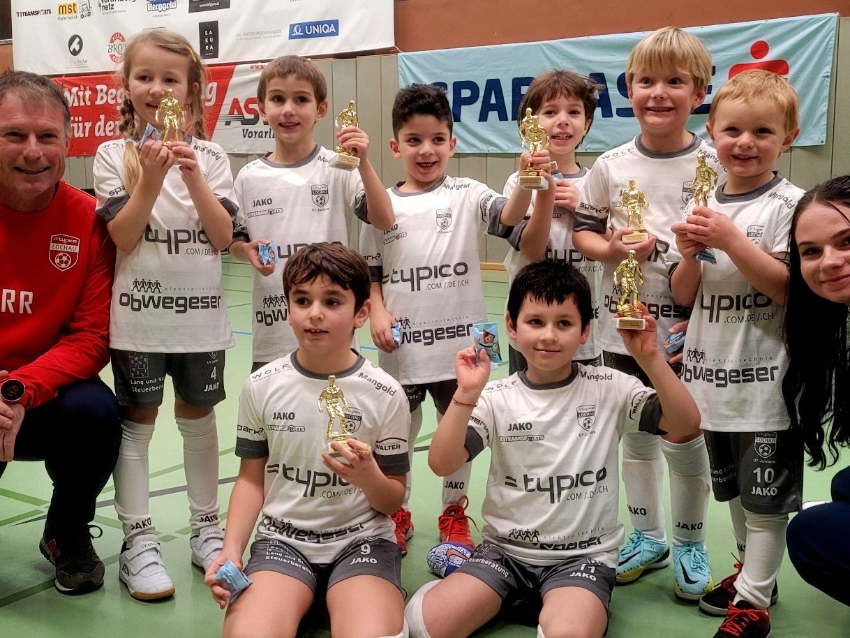 Für die Lochauer Nachwuchsteams ist das heimische Hallenturnier ein besonderer Höhepunkt in der Wintersaison. Das junge U7-Team des SV typico Lochau mit den Trainern Ralf Renoth und Desiree Rupitsch freute sich nach großartiger Leistung über den „goldenen“ Fußballspieler.