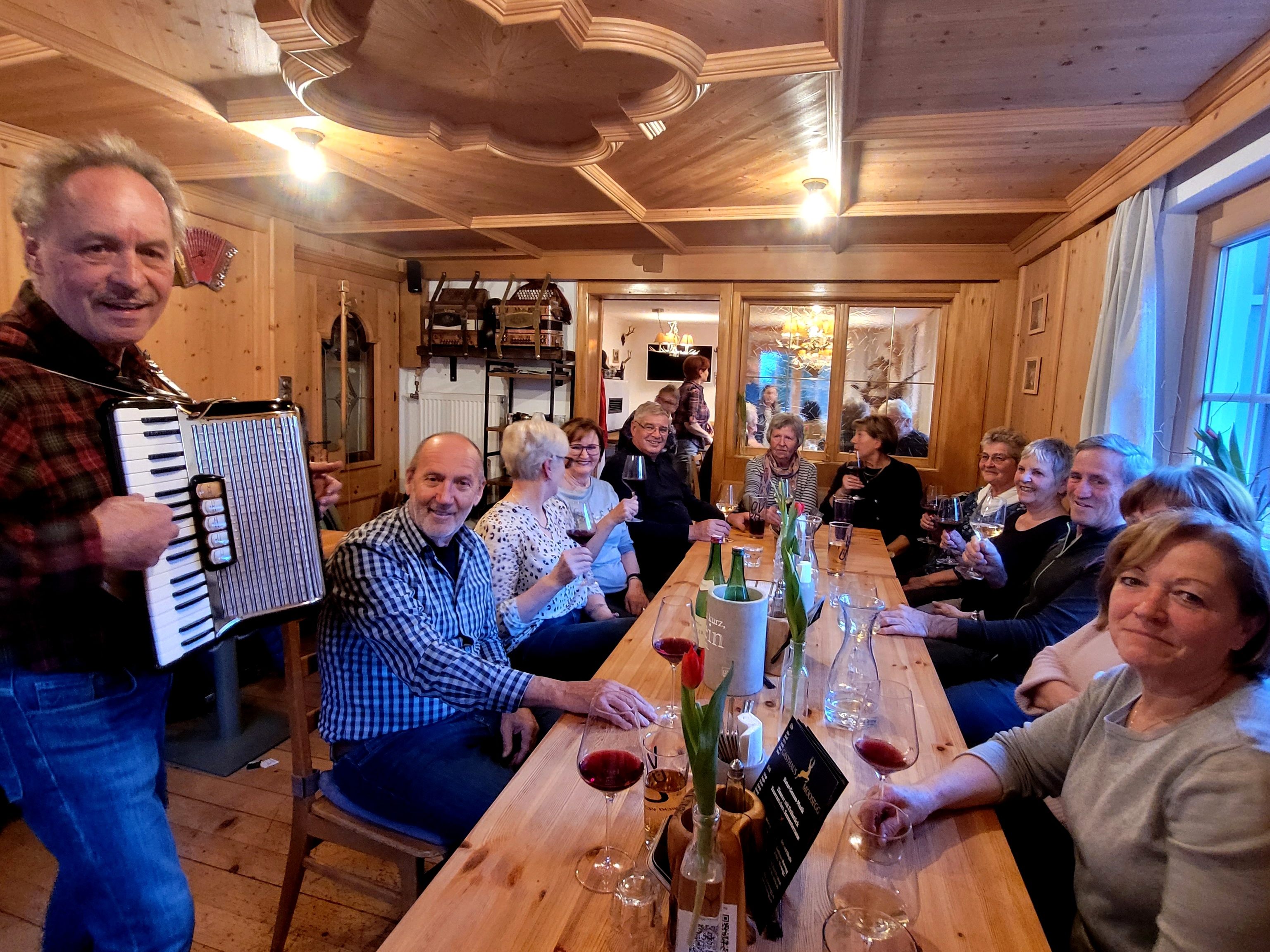 Stimmung und Unterhaltung pur: Der allmonatliche gesellige 1952er-Jahrgänger-Stammtisch im GH Moosegg am Pfänder hat schon Tradition.