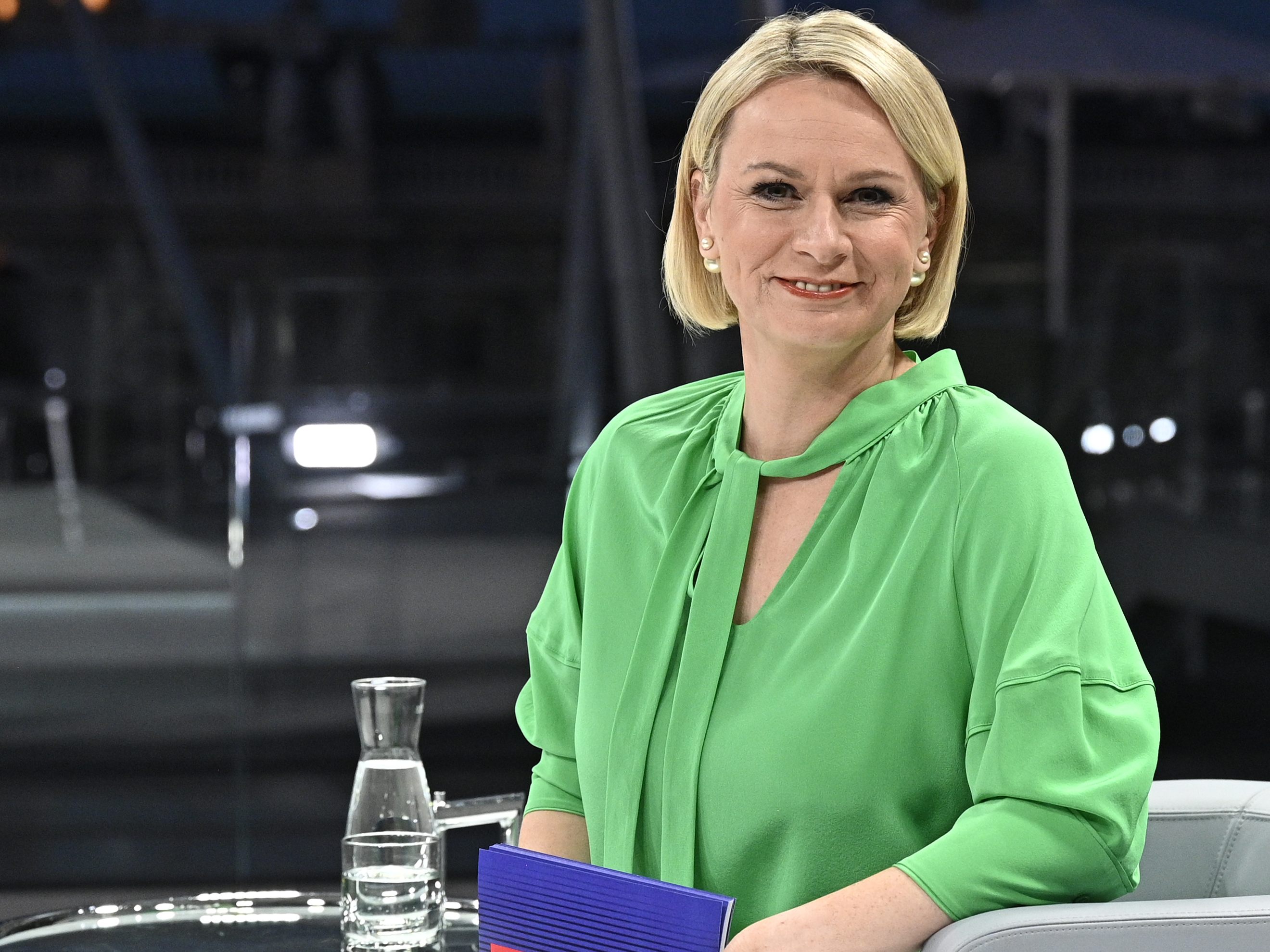 Lou Lorenz-Dittlbacher (Bild) bittet die Runde der Chefredakteur:innen zur innenpolitischen Diskussion auf ORF III.