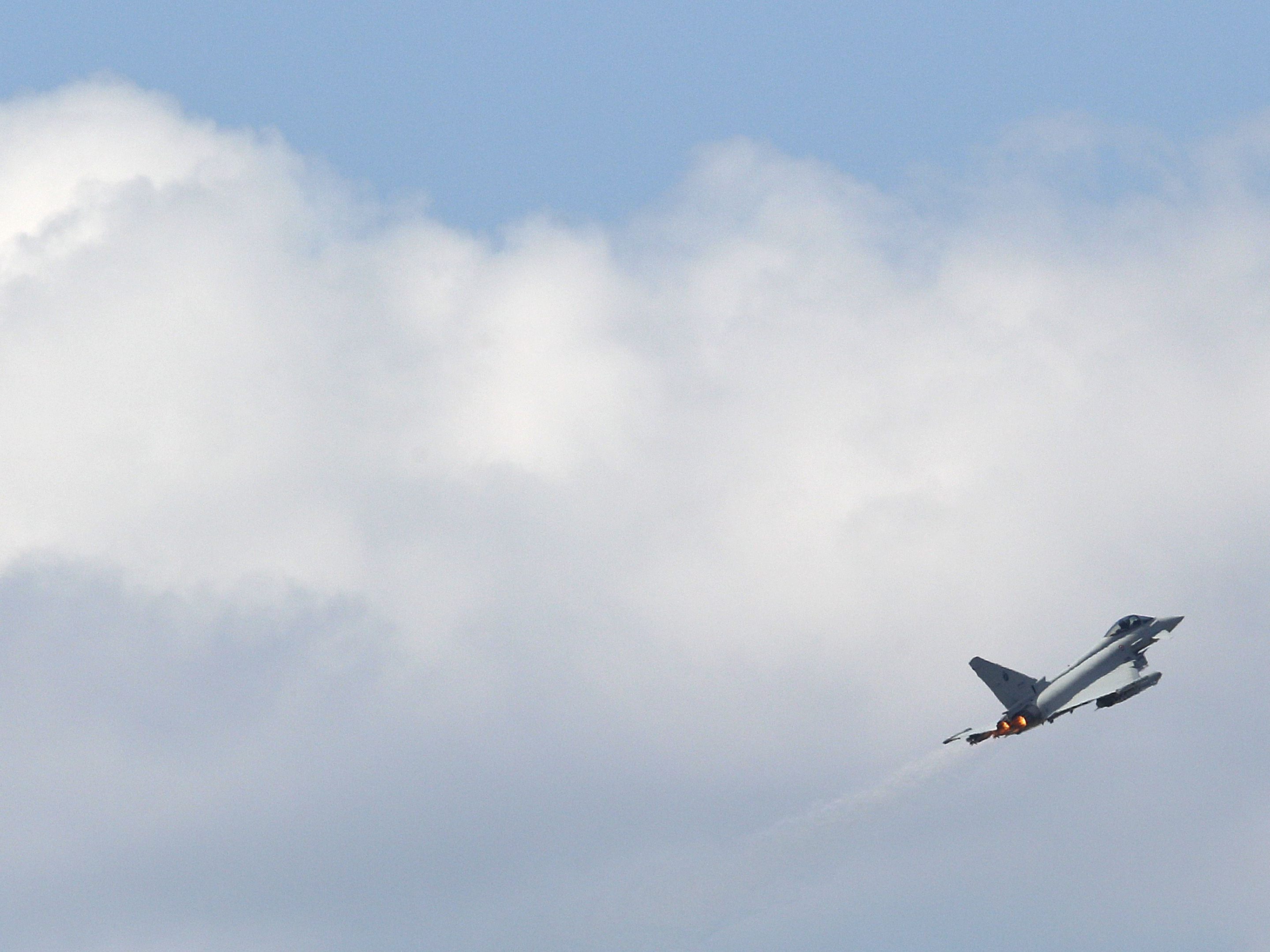 Eurofighter stiegen auf, um zu identifizieren. Eurofighter stiegen auf, um zu identifizieren.