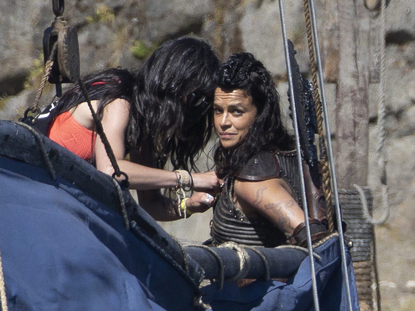 Michelle Rodriguez bei den Dreharbeiten zu "Dungeons & Dragons: Ehre unter Dieben" in Nordirland. Michelle Rodriguez bei den Dreharbeiten zu "Dungeons & Dragons: Ehre unter Dieben" in Nordirland.